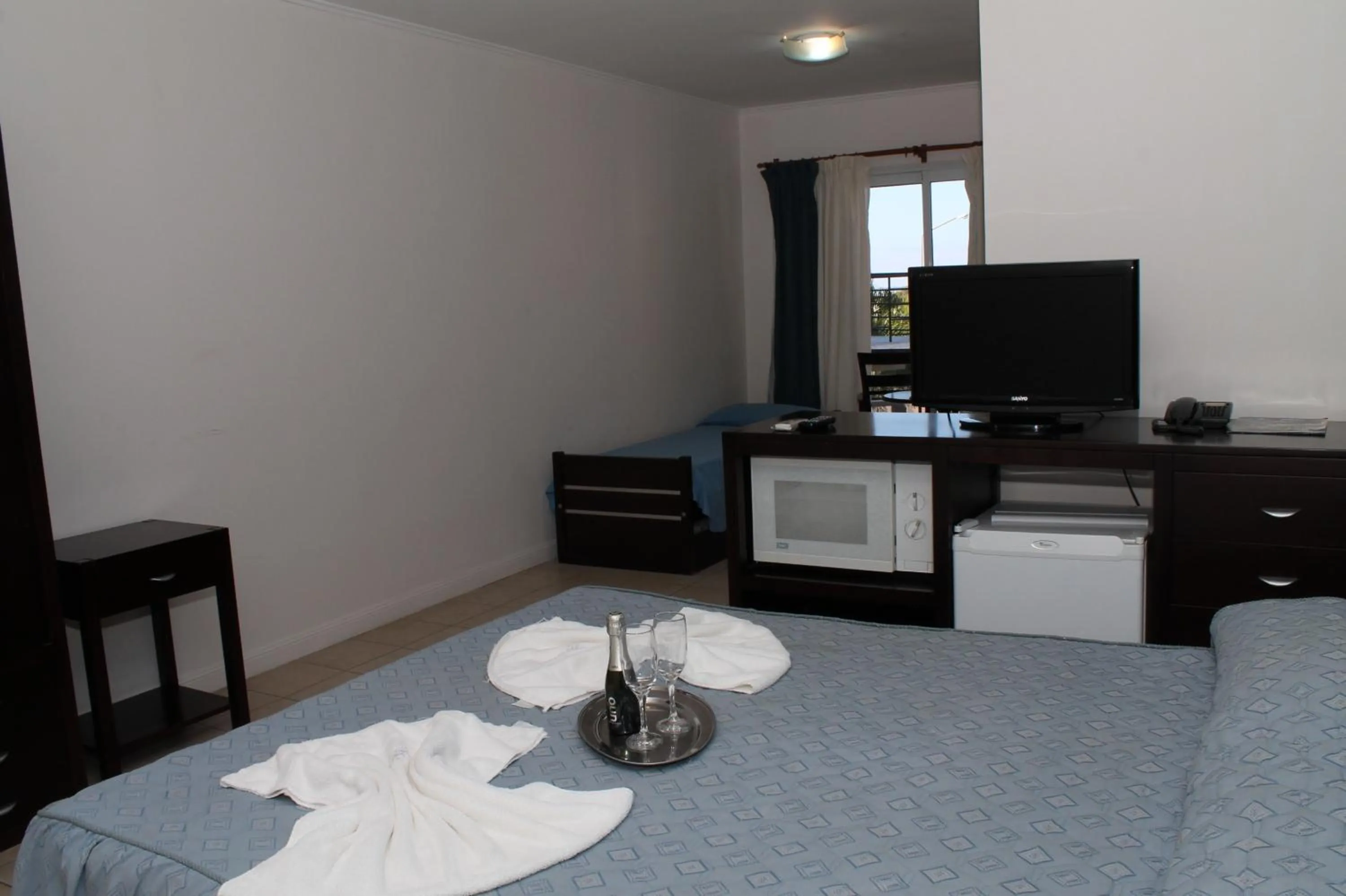 Photo of the whole room, Bed in Brisas del Lago Apart y Hotel