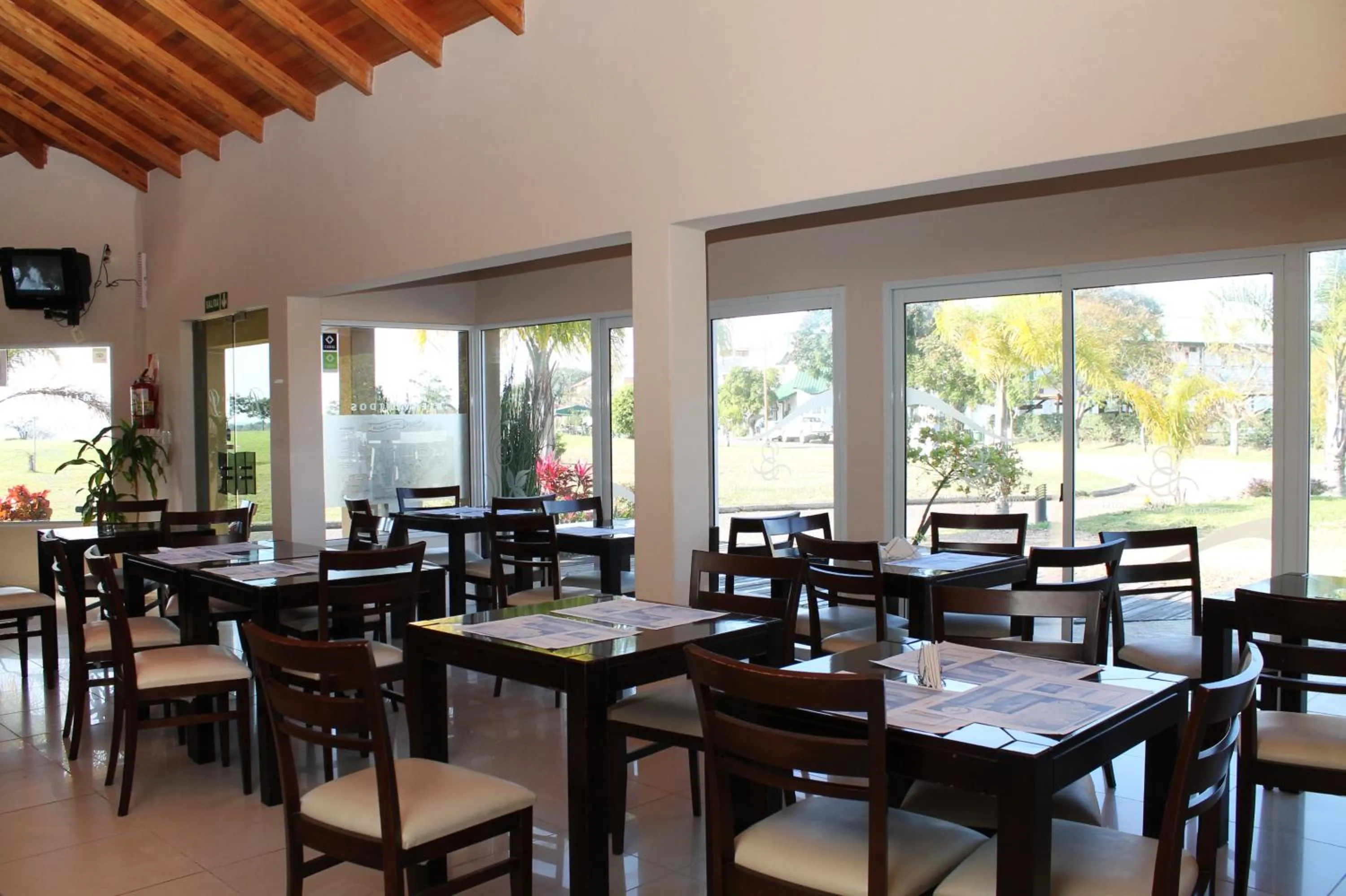 Restaurant/places to eat in Brisas del Lago Apart y Hotel