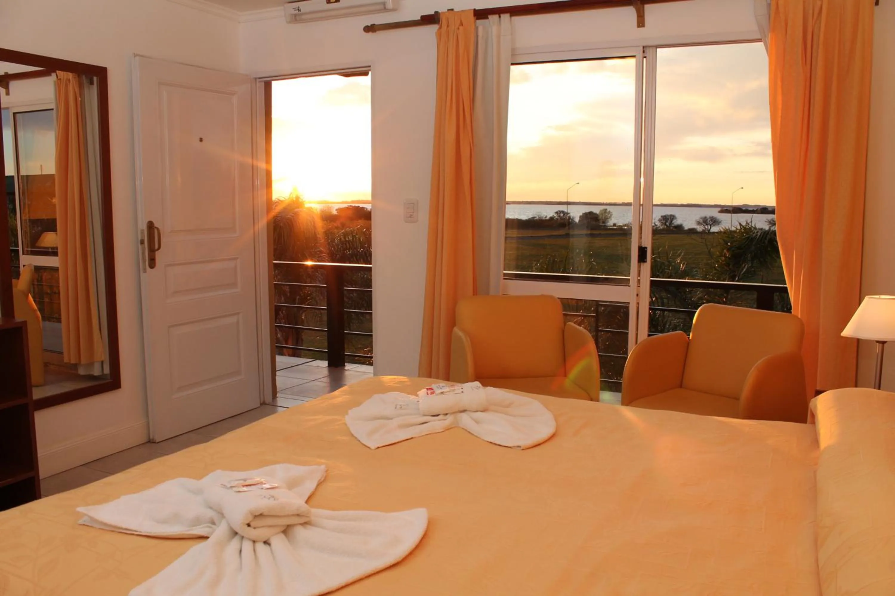 Sunset, Bed in Brisas del Lago Apart y Hotel