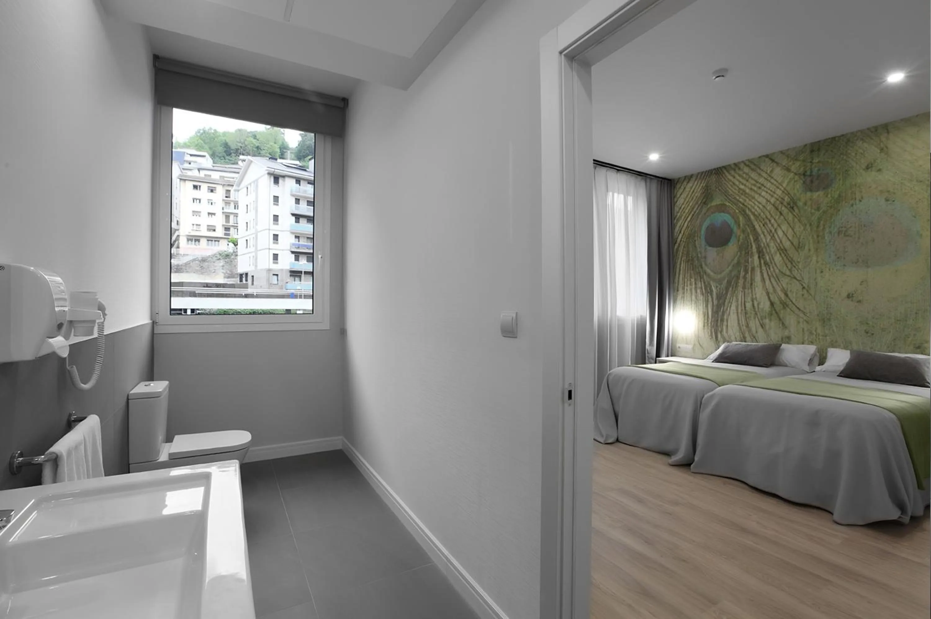 Bathroom, Bed in Eibarooms