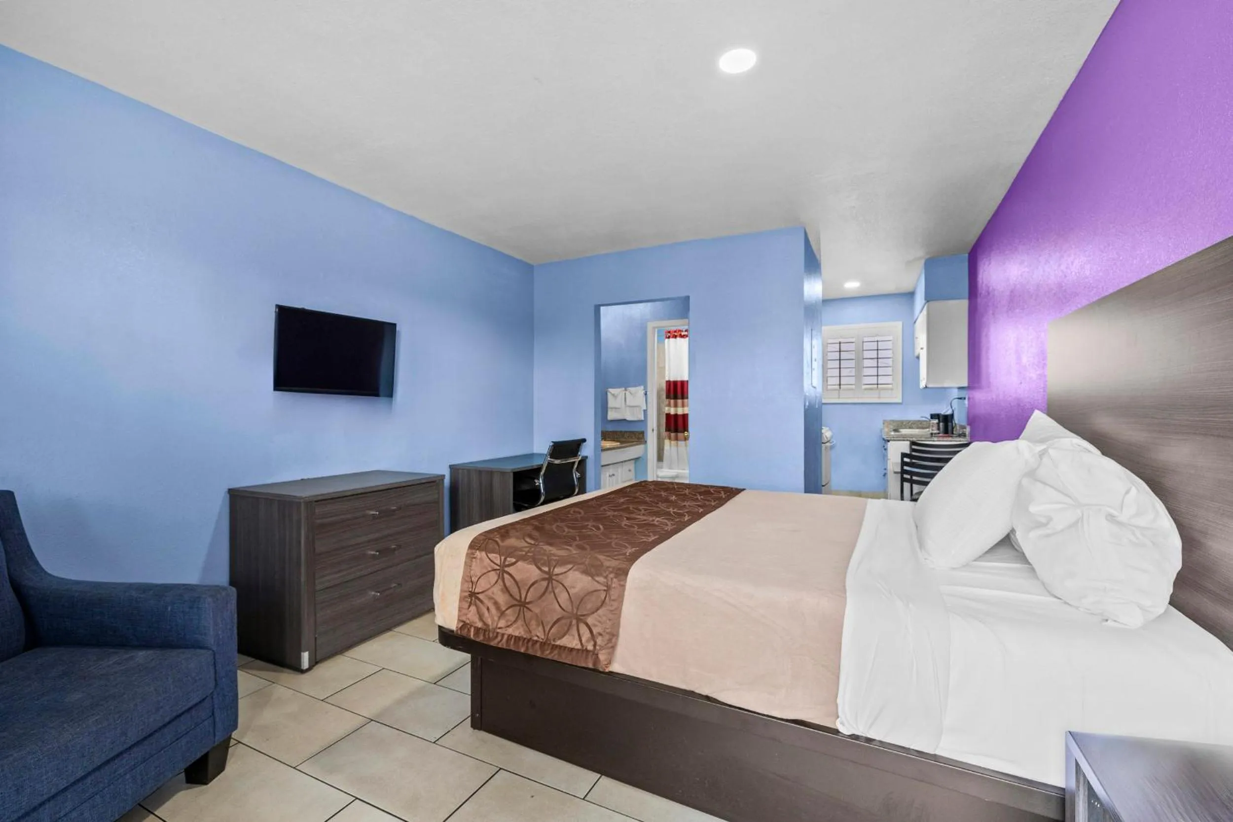 Bed in American Executive Inn Mesa