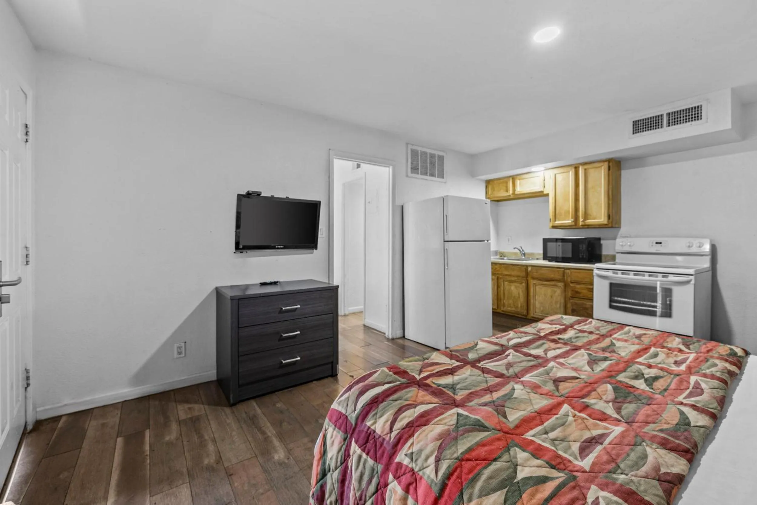 Bed in American Executive Inn Mesa