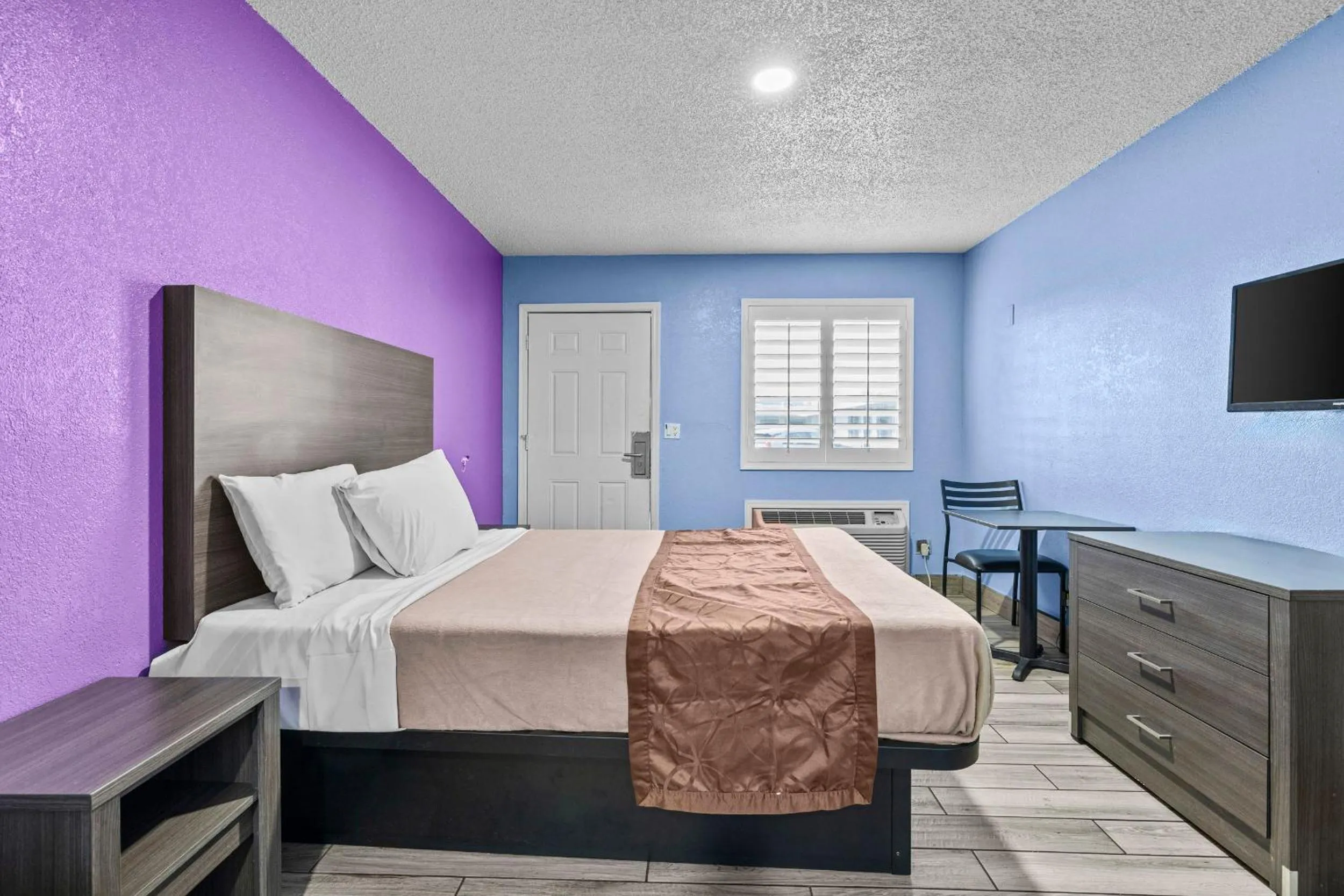 Bed in American Executive Inn Mesa