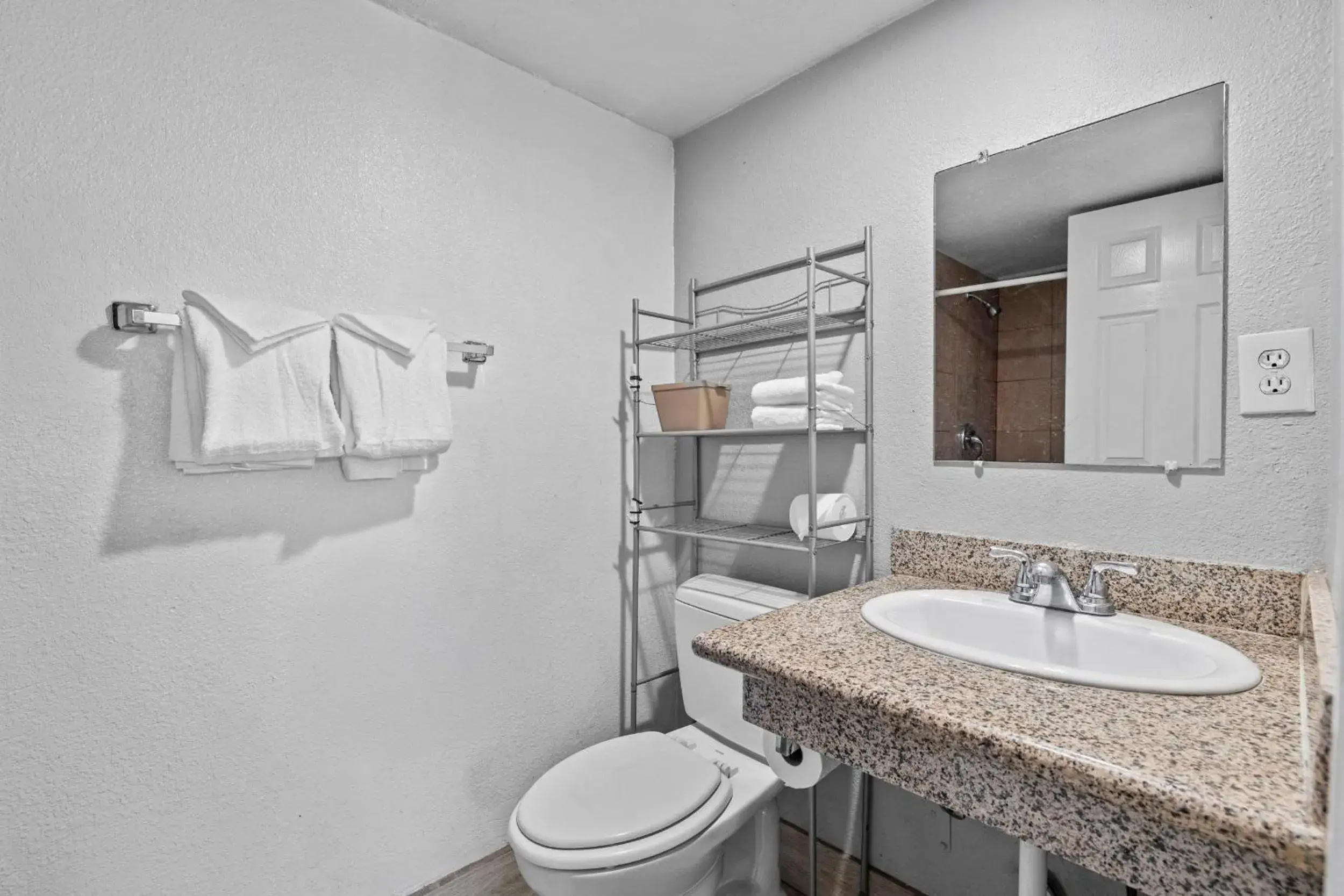 Executive King Room 1 Bedroom Smoking in American Executive Inn Mesa Executive King Room 1 Bedroom Smoking in American Executive Inn Mesa