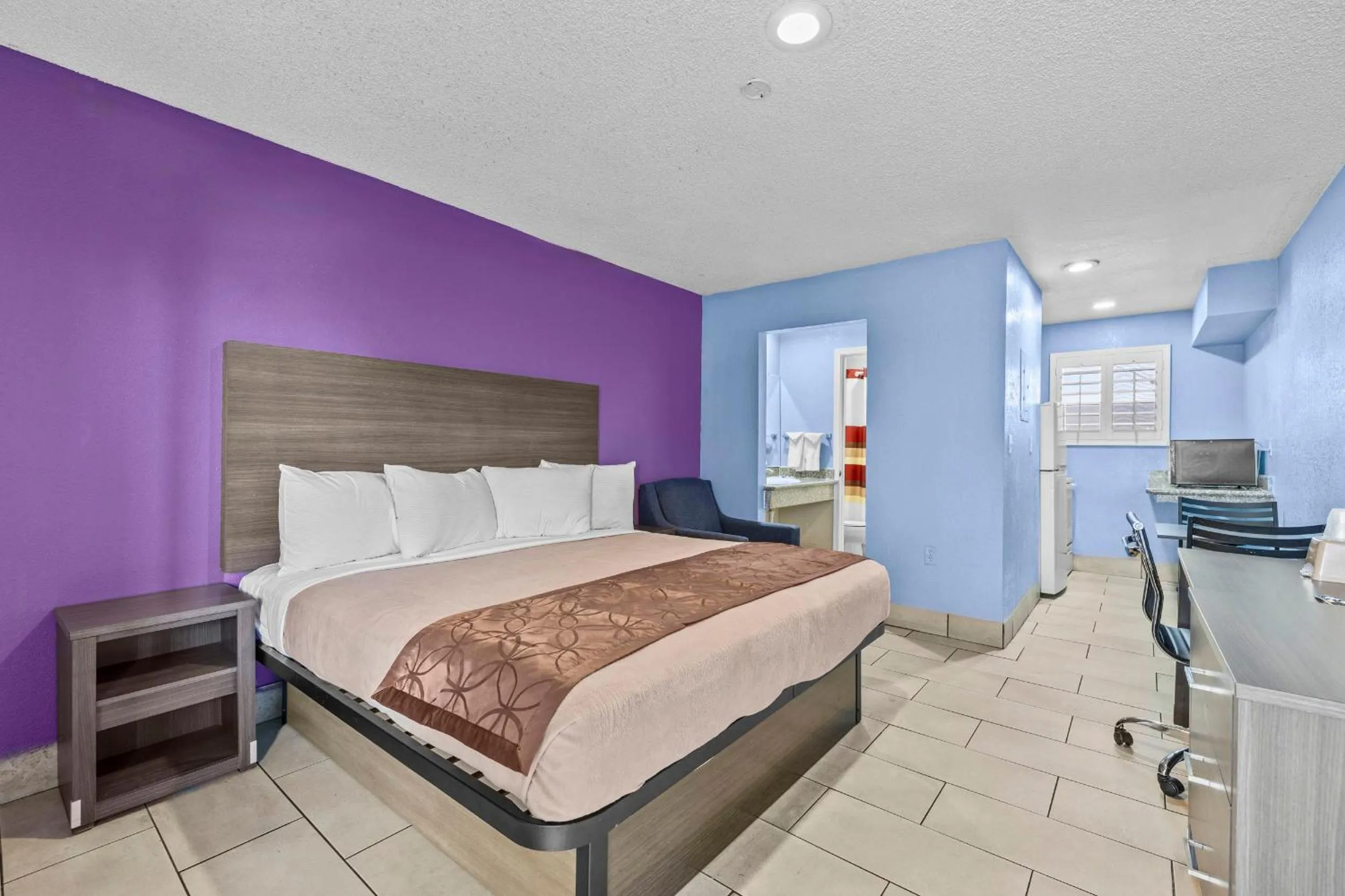 Bed in American Executive Inn Mesa