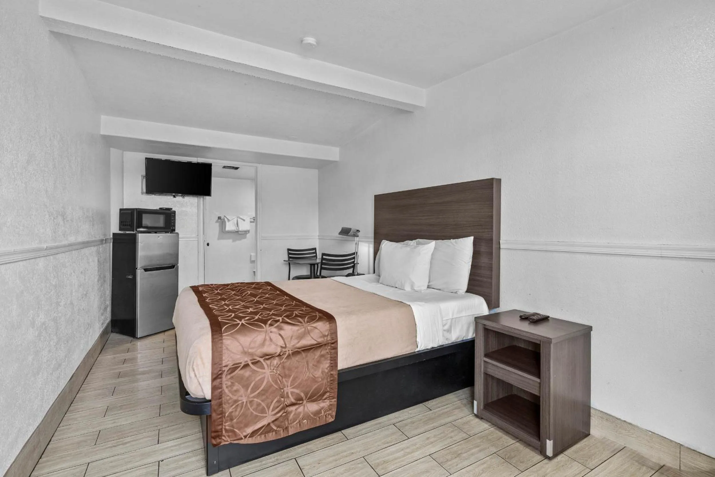 Bed in American Executive Inn Mesa