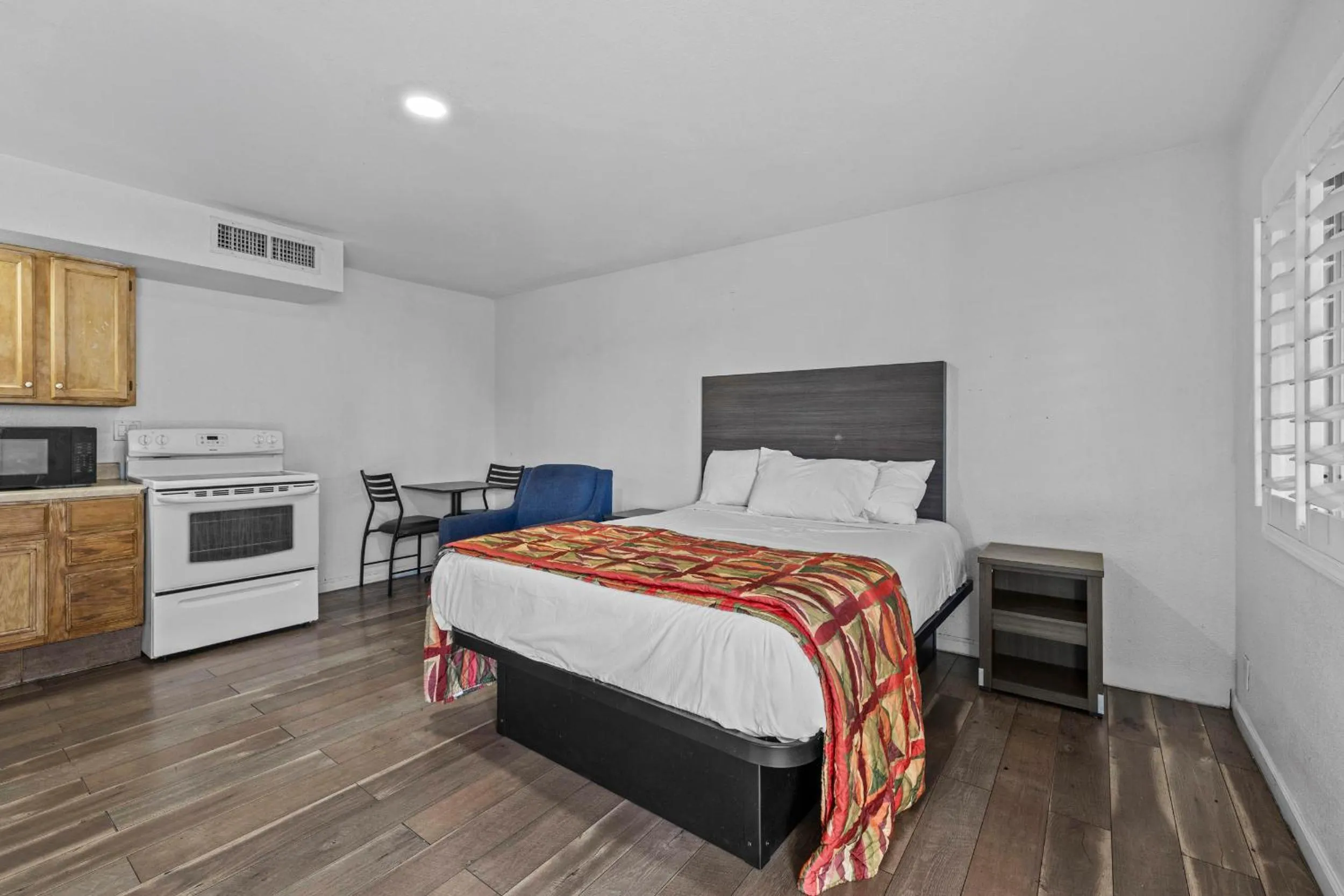 Bed in American Executive Inn Mesa