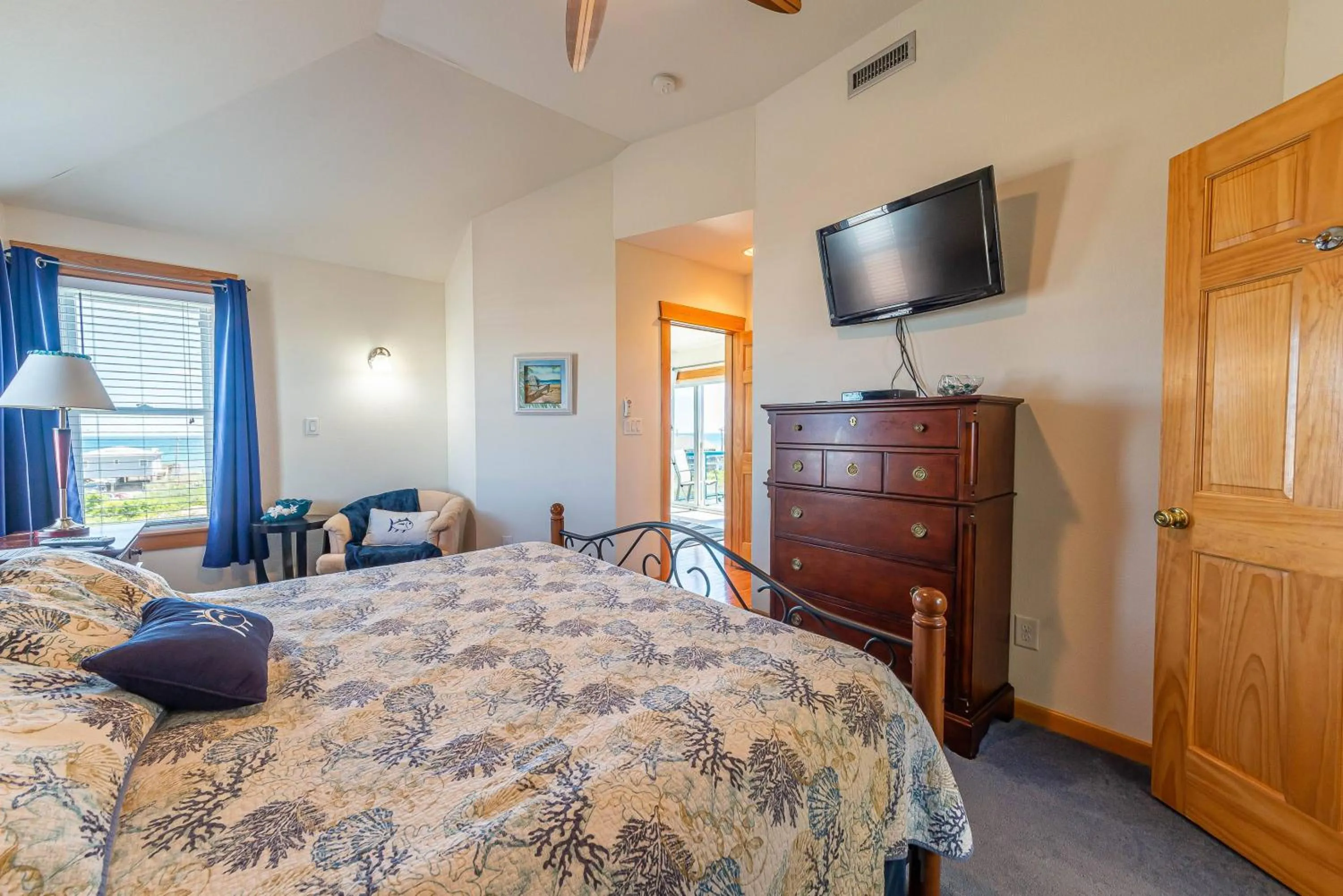 Bed in Everybody Loves...Sand, Sun & Fun - KDH MP 5.5, Ocean View, 100 Yds to Beach, Pool, Fire Pit, Flex Stays