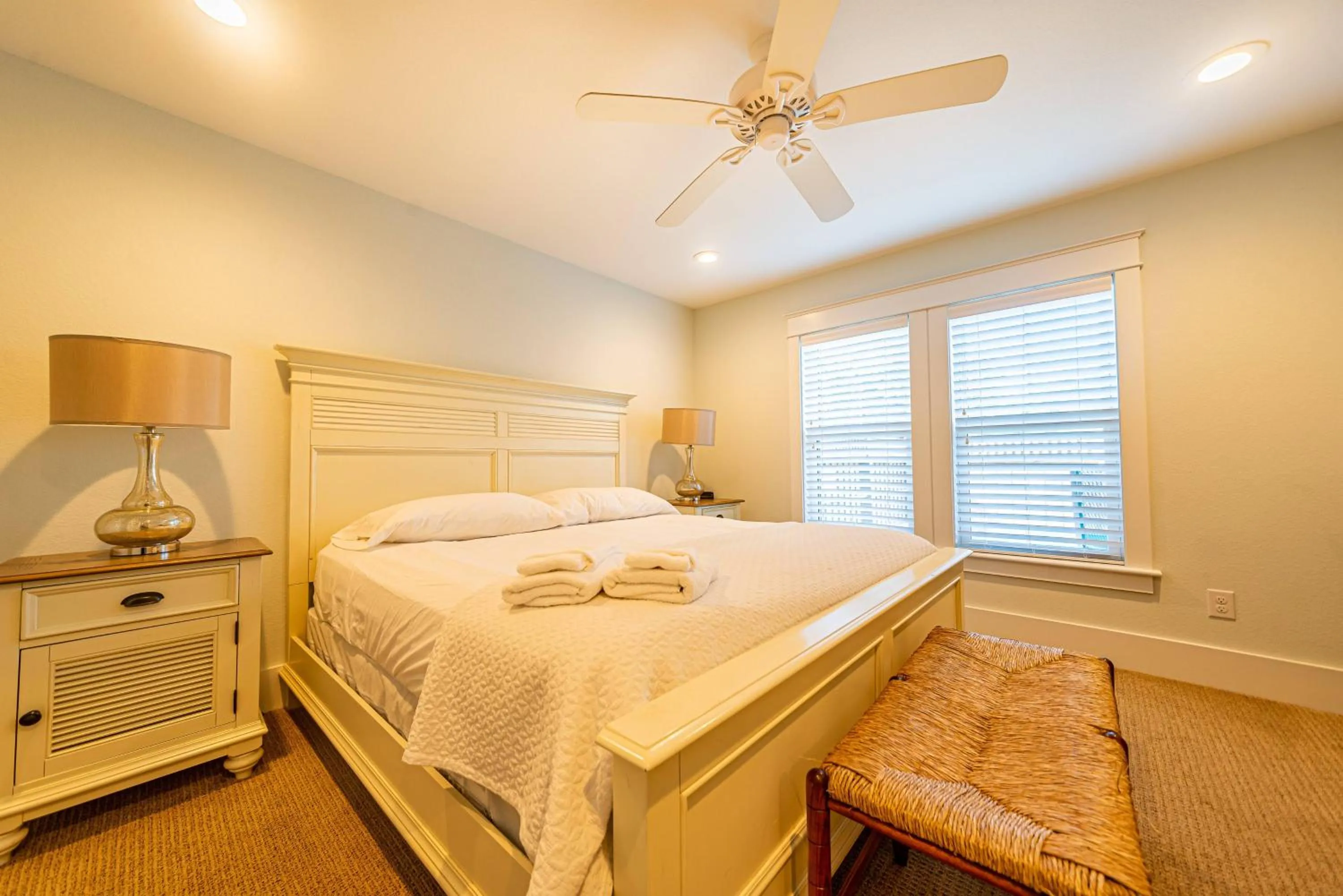 Bed in Sea Fever - Duck, Saltaire, 130 Yds to Beach, Ocean View, Pool, Hot Tub, Tiki Bar, Flex Stays