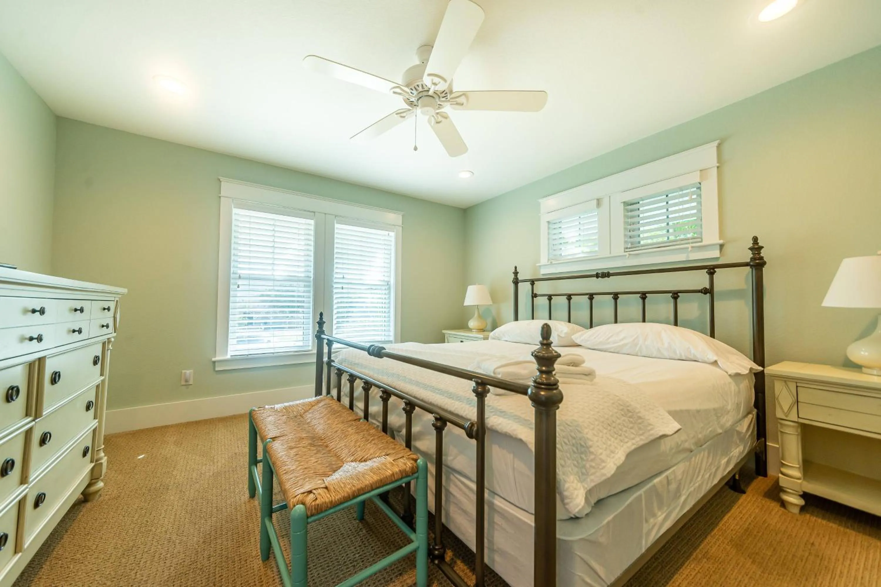 Bed in Sea Fever - Duck, Saltaire, 130 Yds to Beach, Ocean View, Pool, Hot Tub, Tiki Bar, Flex Stays