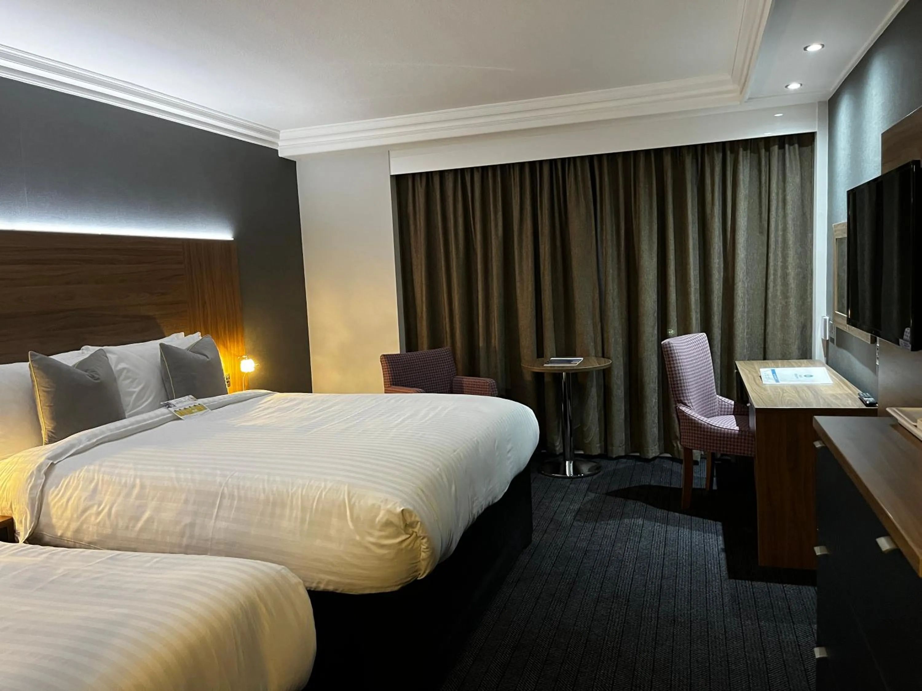TV and multimedia, Bed in Best Western Plough and Harrow Hotel
