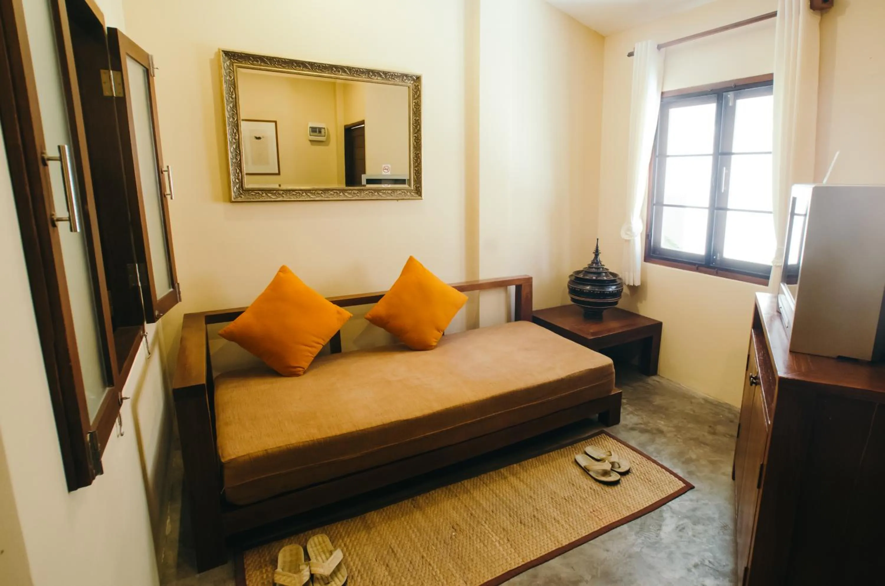 Seating area, Bed in Lilu Pai