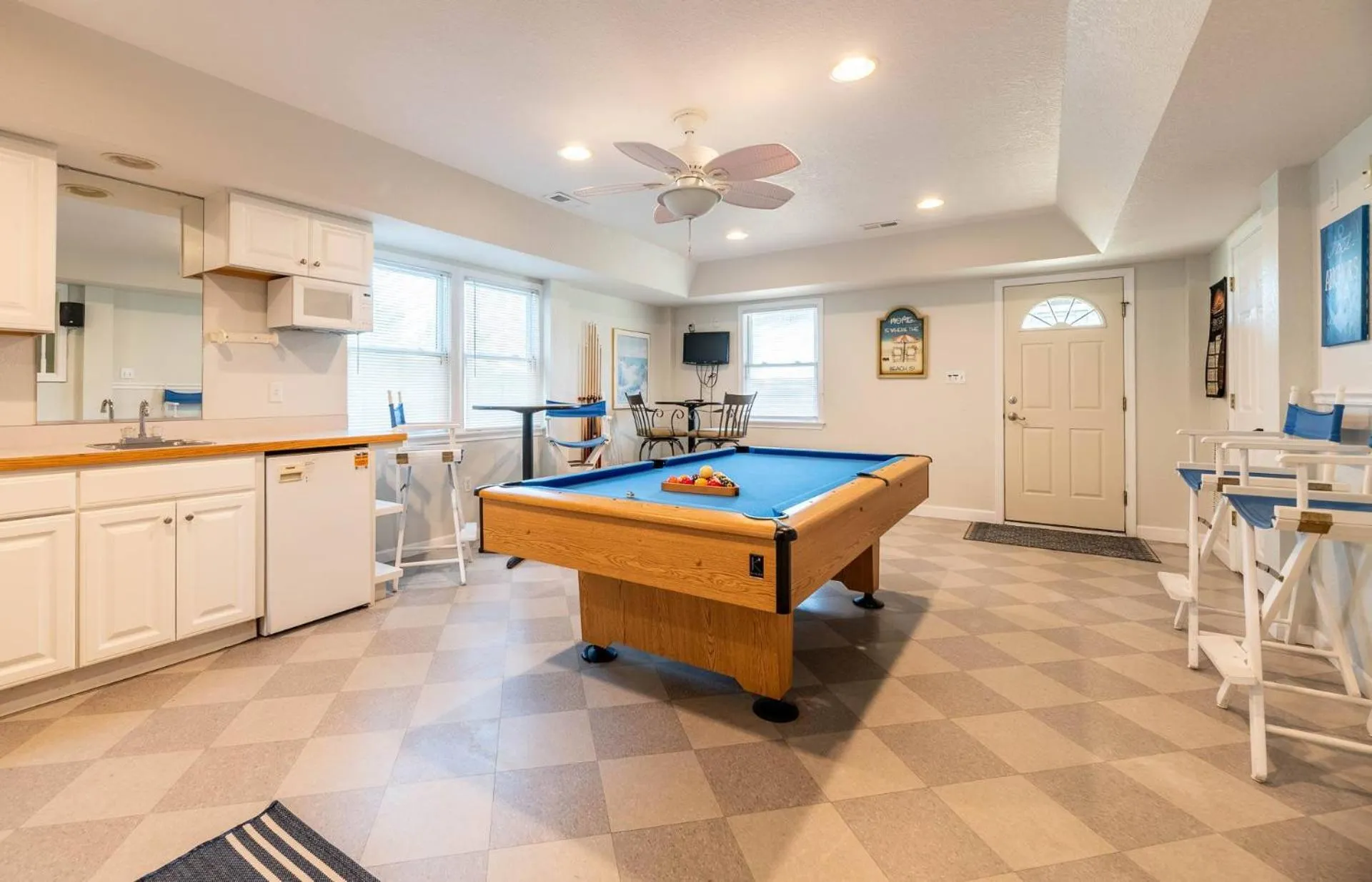 Ocean's View - Kill Devil Hills MP 8, 200 Yds to Beach, Hot Tub, Pool Table, Pets OK