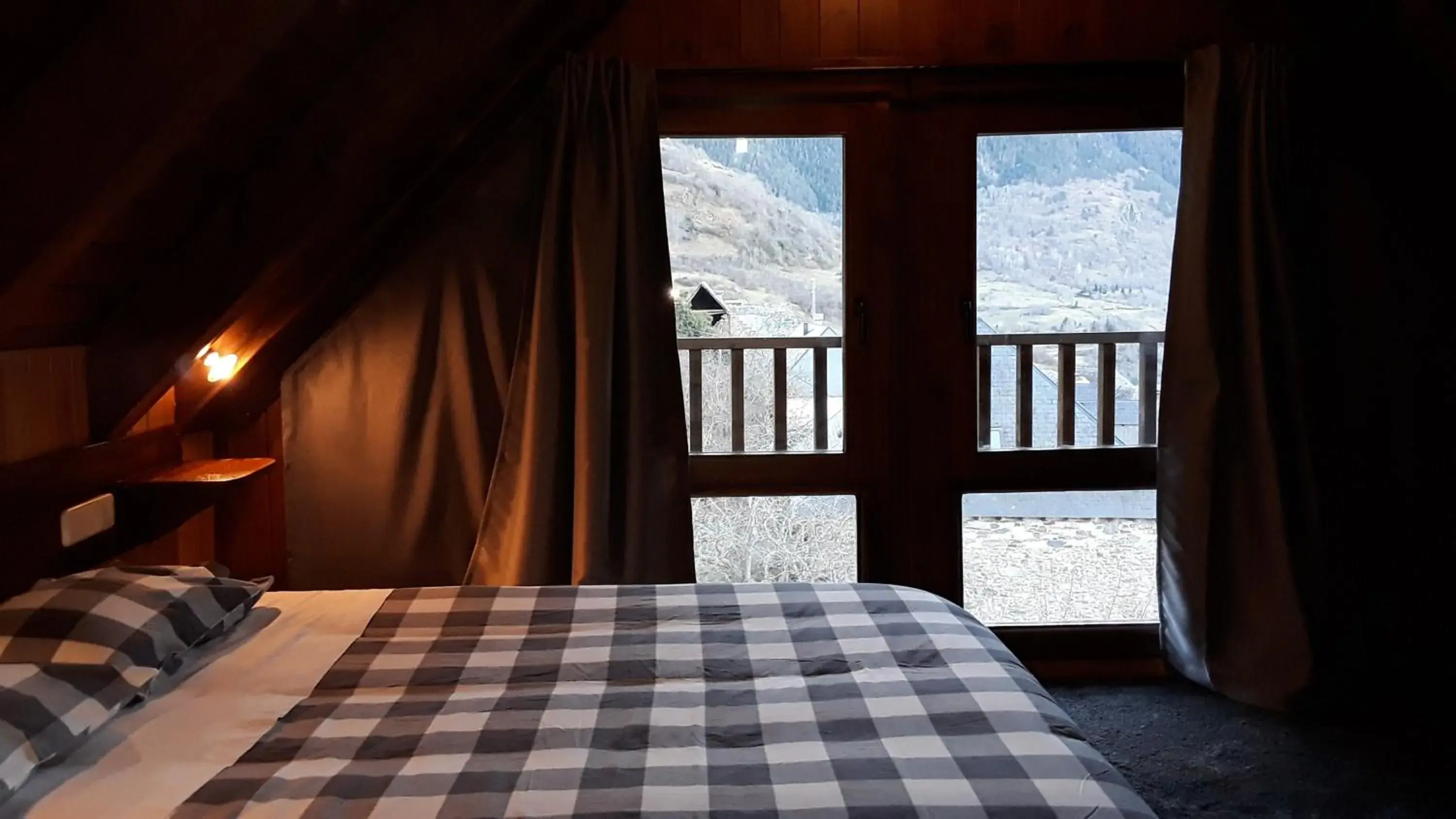 Quadruple Room with Mountain View in Hotelet de Betlan Quadruple Room with Mountain View in Hotelet de Betlan