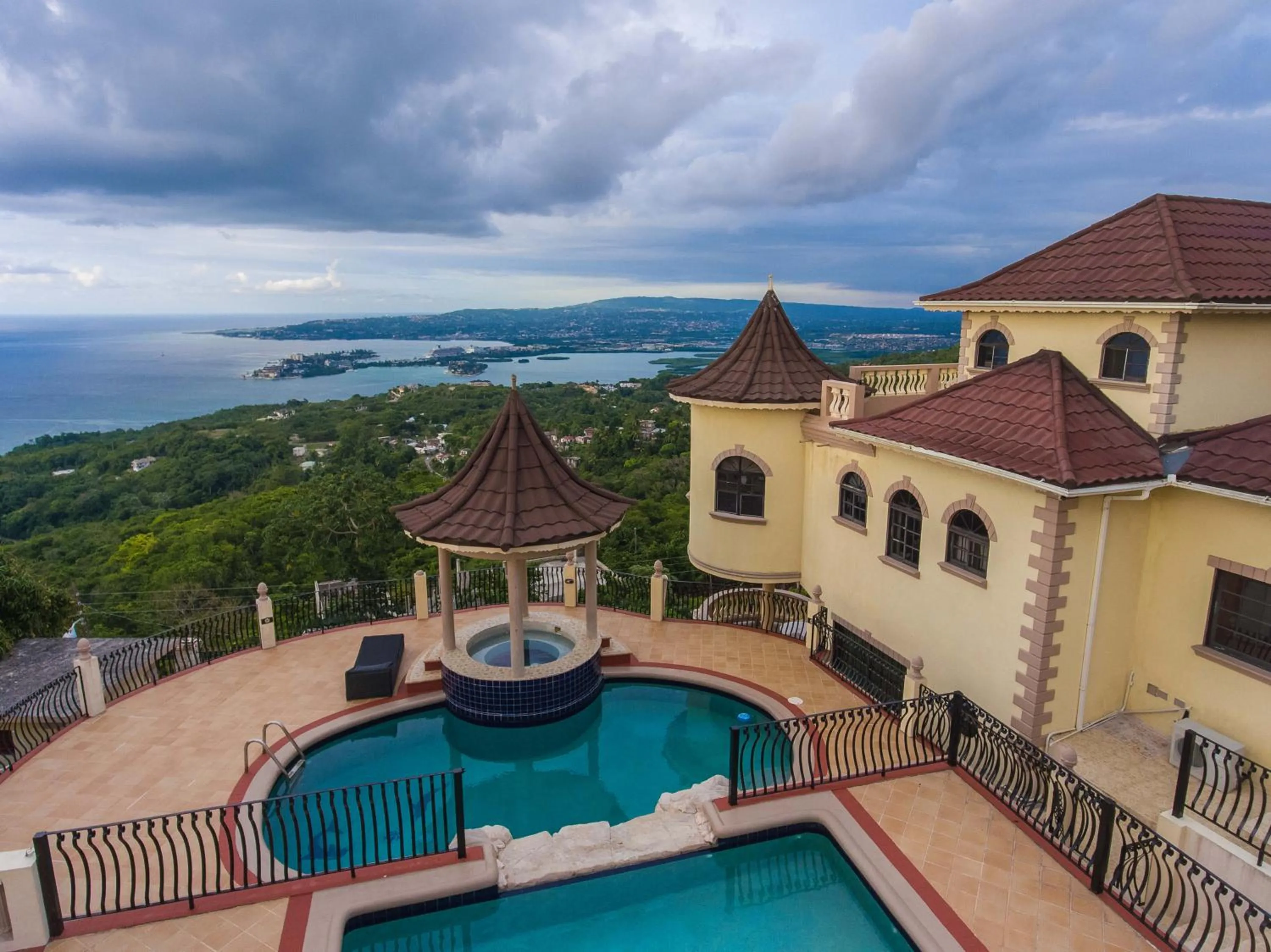 Swimming pool in Clarridge View Guesthouse
