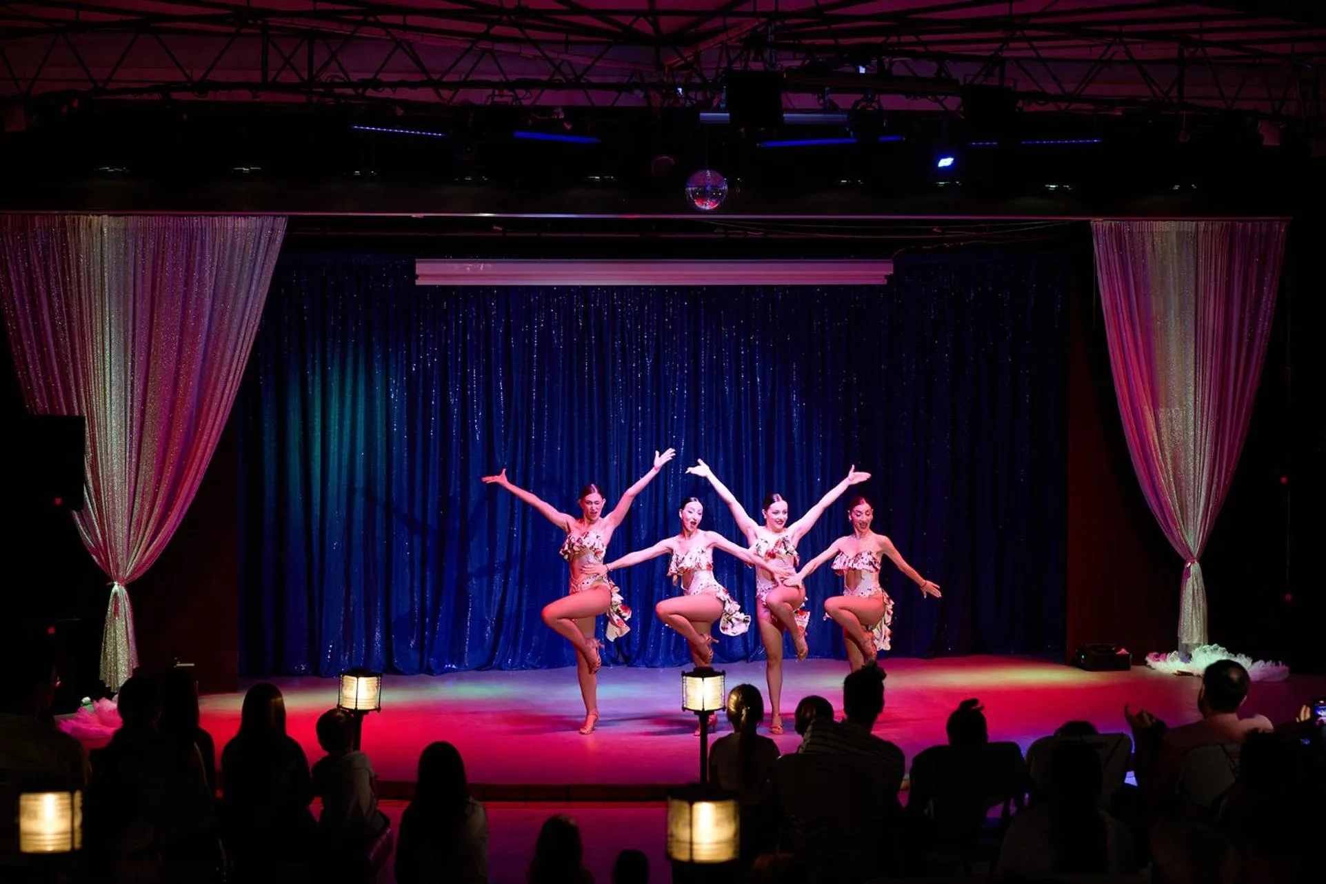 Evening entertainment in Creta Maris Resort