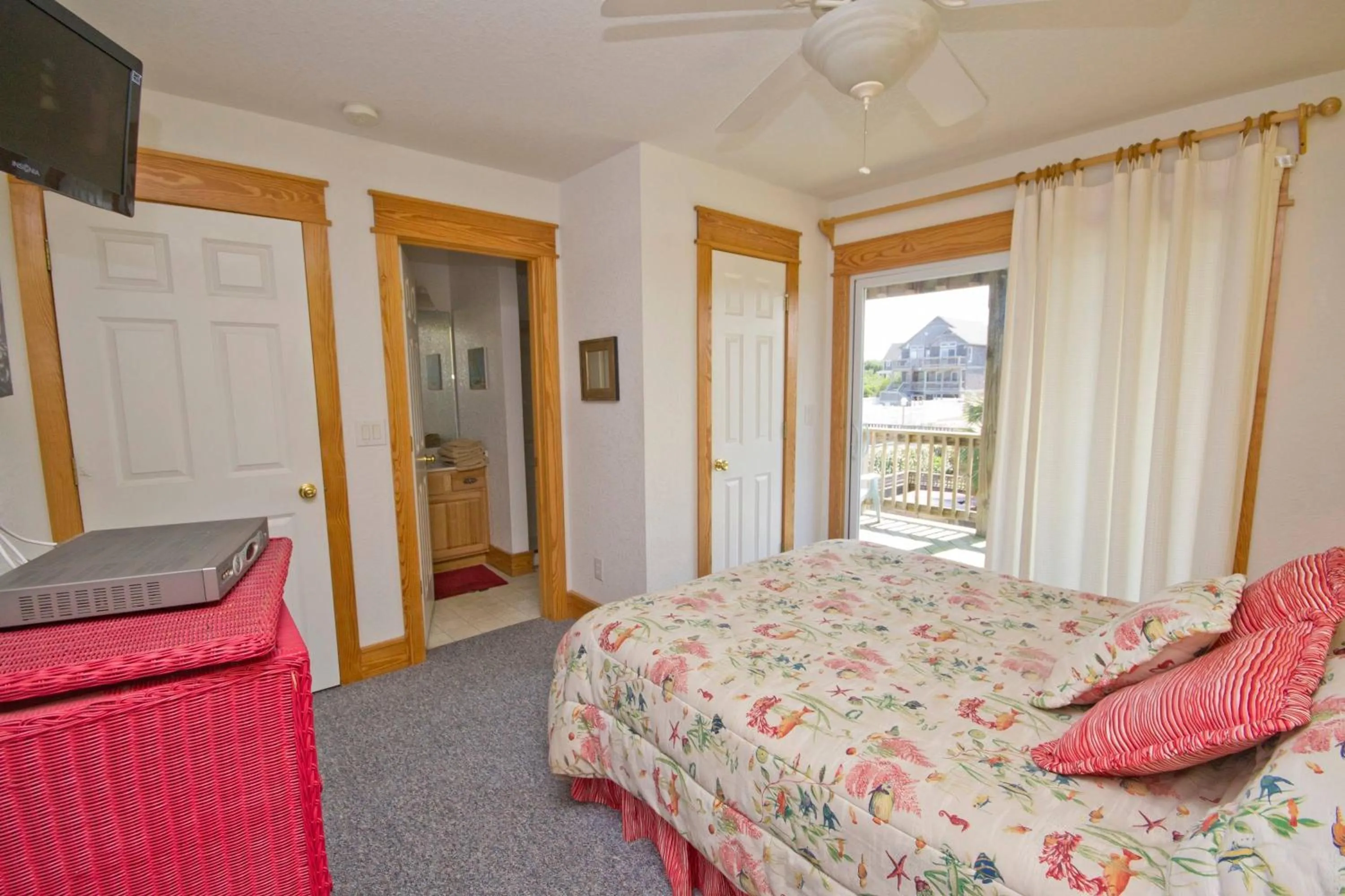 Bed in Island Time - NH MP 11, 50 Ft to Beach, Elevator, Pool, Free Pool Heat, Hot Tub, Pets OK, YR Flex