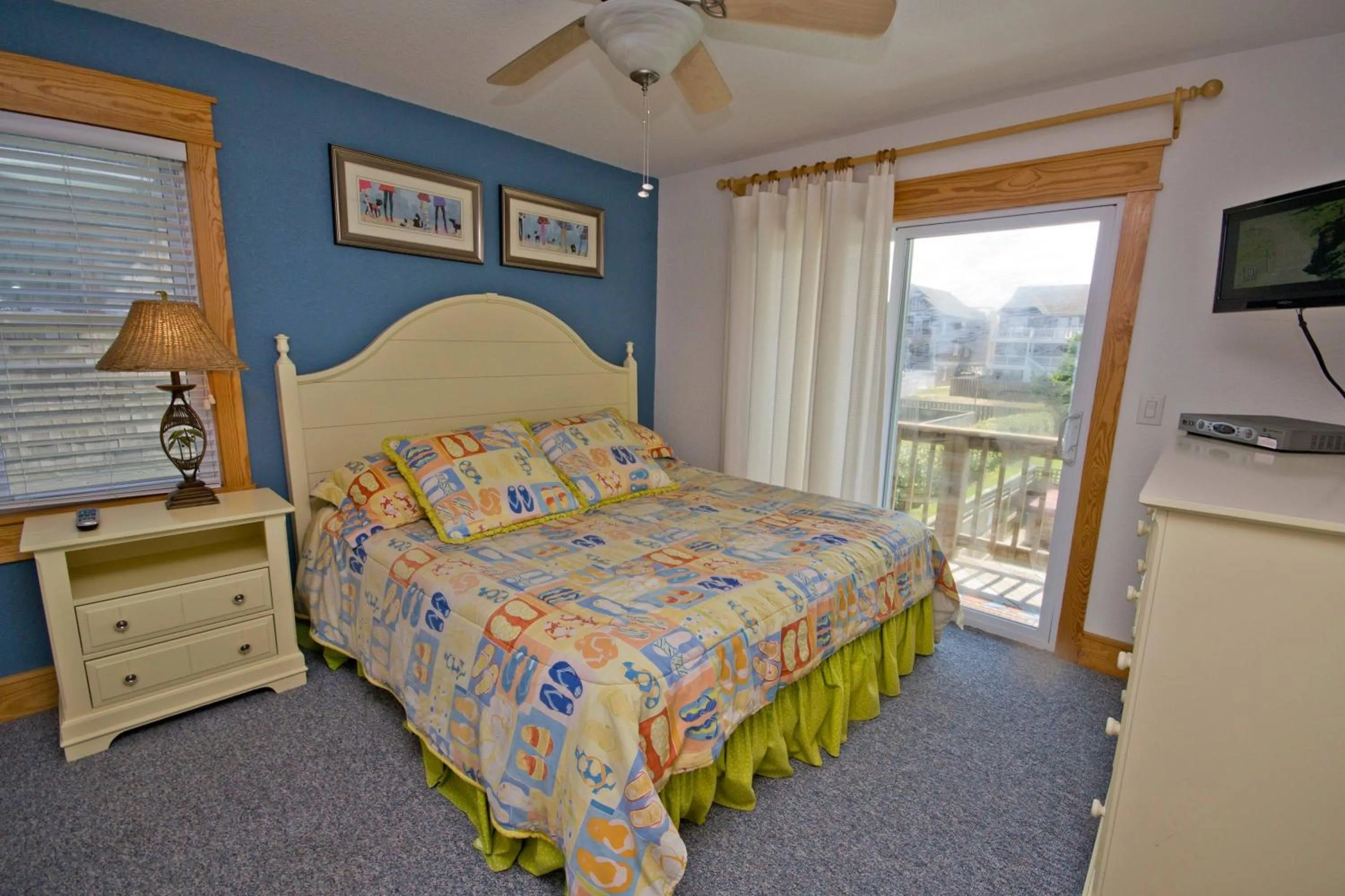 Bed in Island Time - NH MP 11, 50 Ft to Beach, Elevator, Pool, Free Pool Heat, Hot Tub, Pets OK, YR Flex