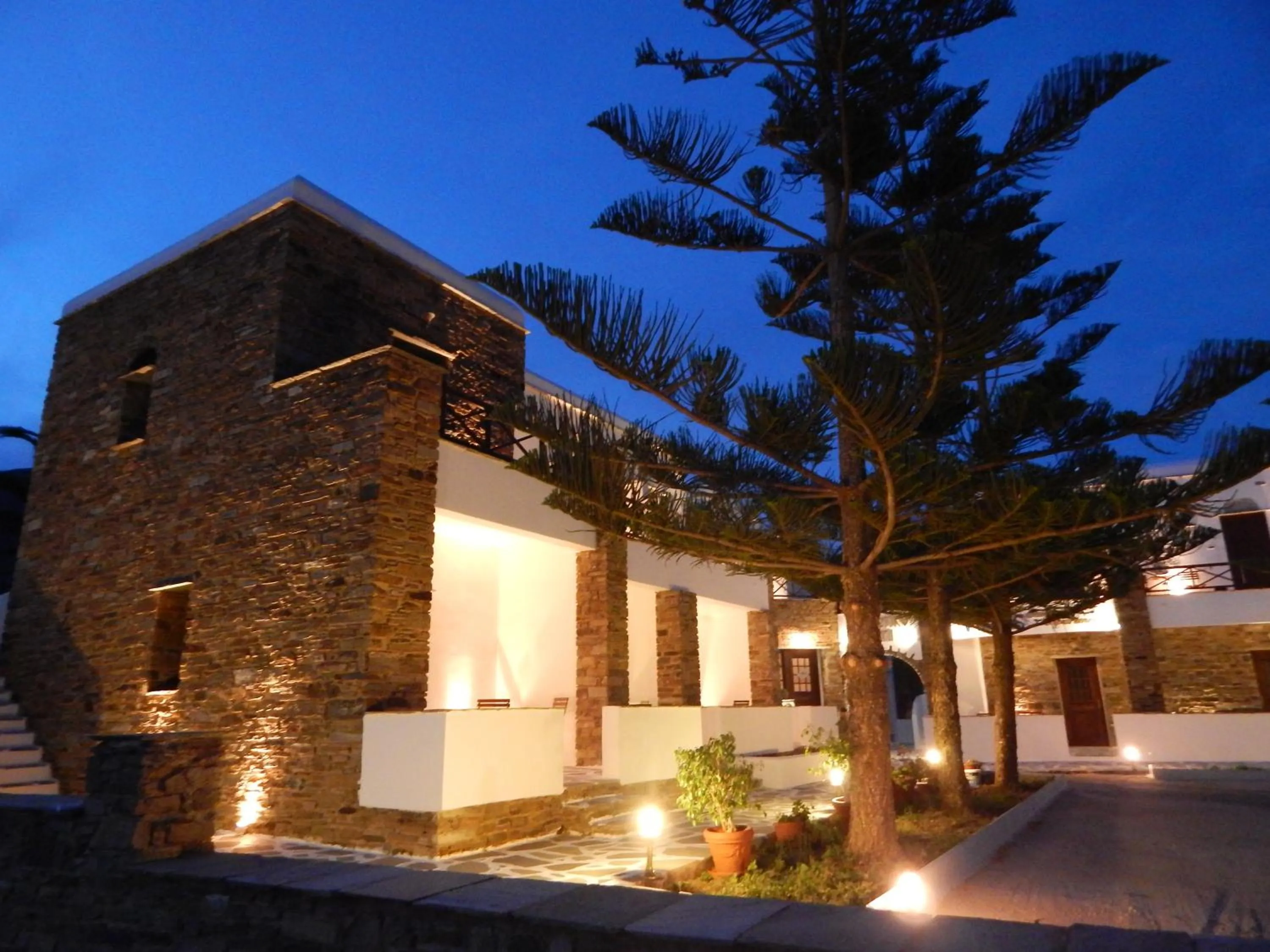 Tinos Suites & Apartments