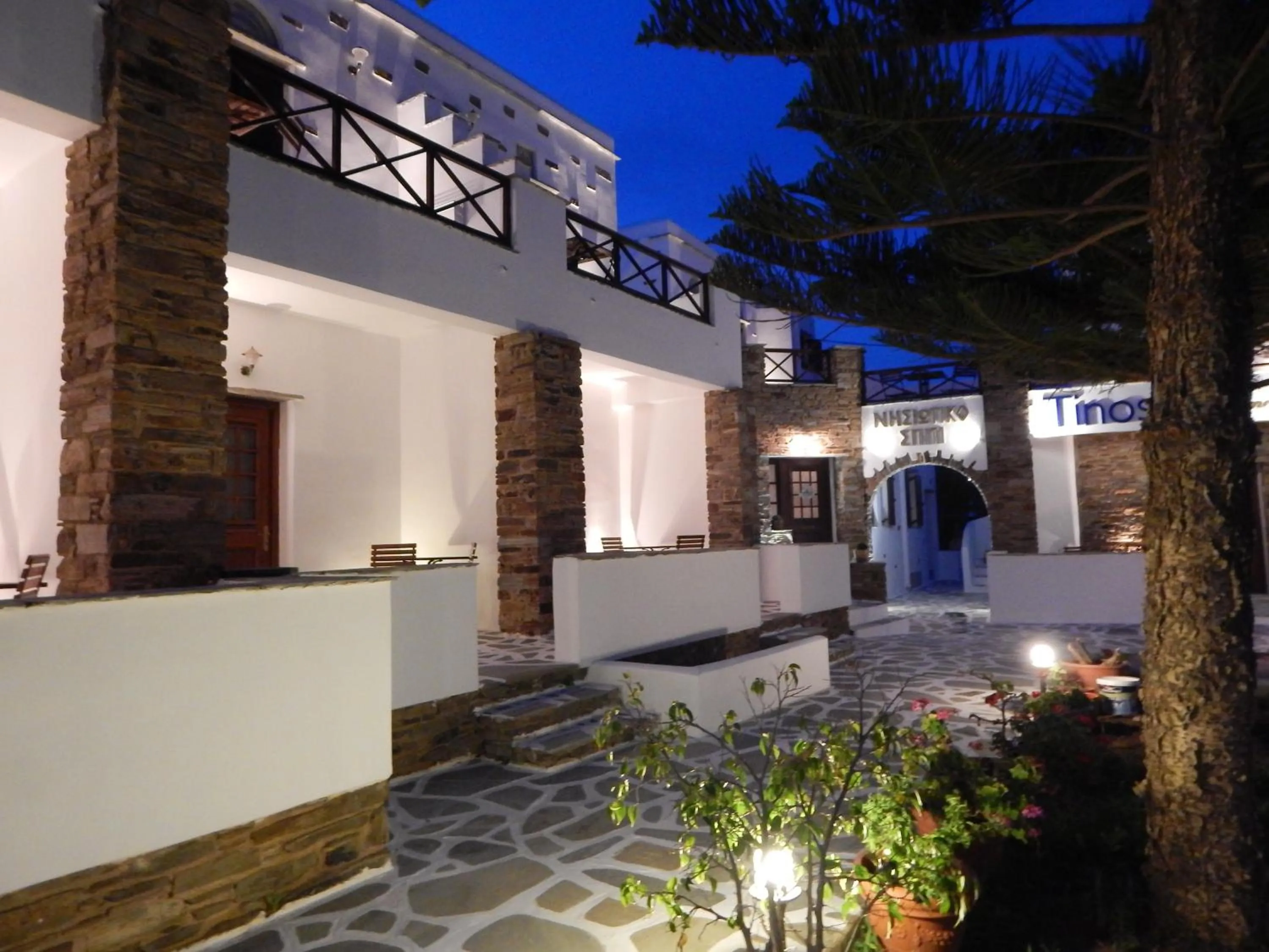 Tinos Suites & Apartments