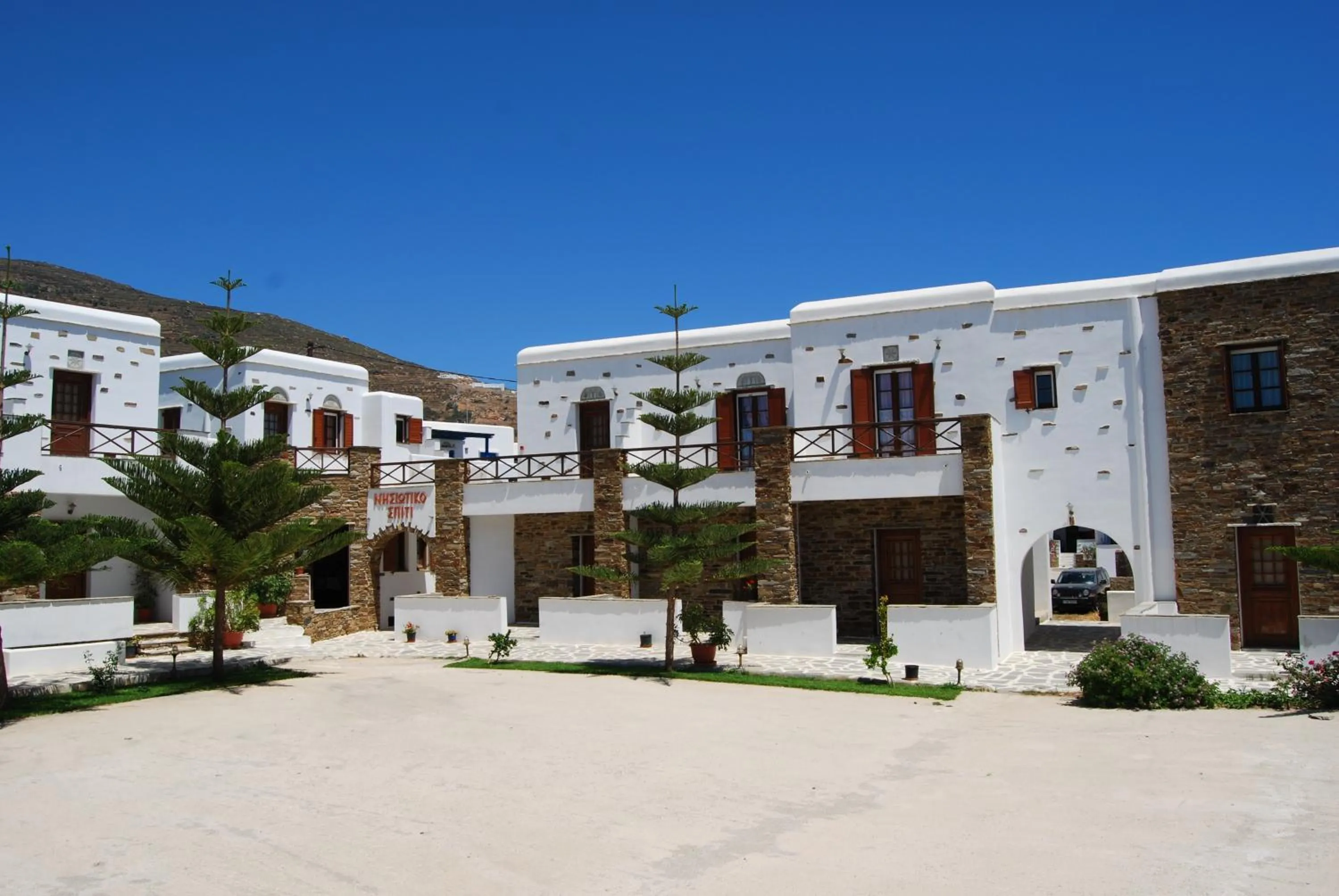 Facade/entrance in Tinos Suites & Apartments
