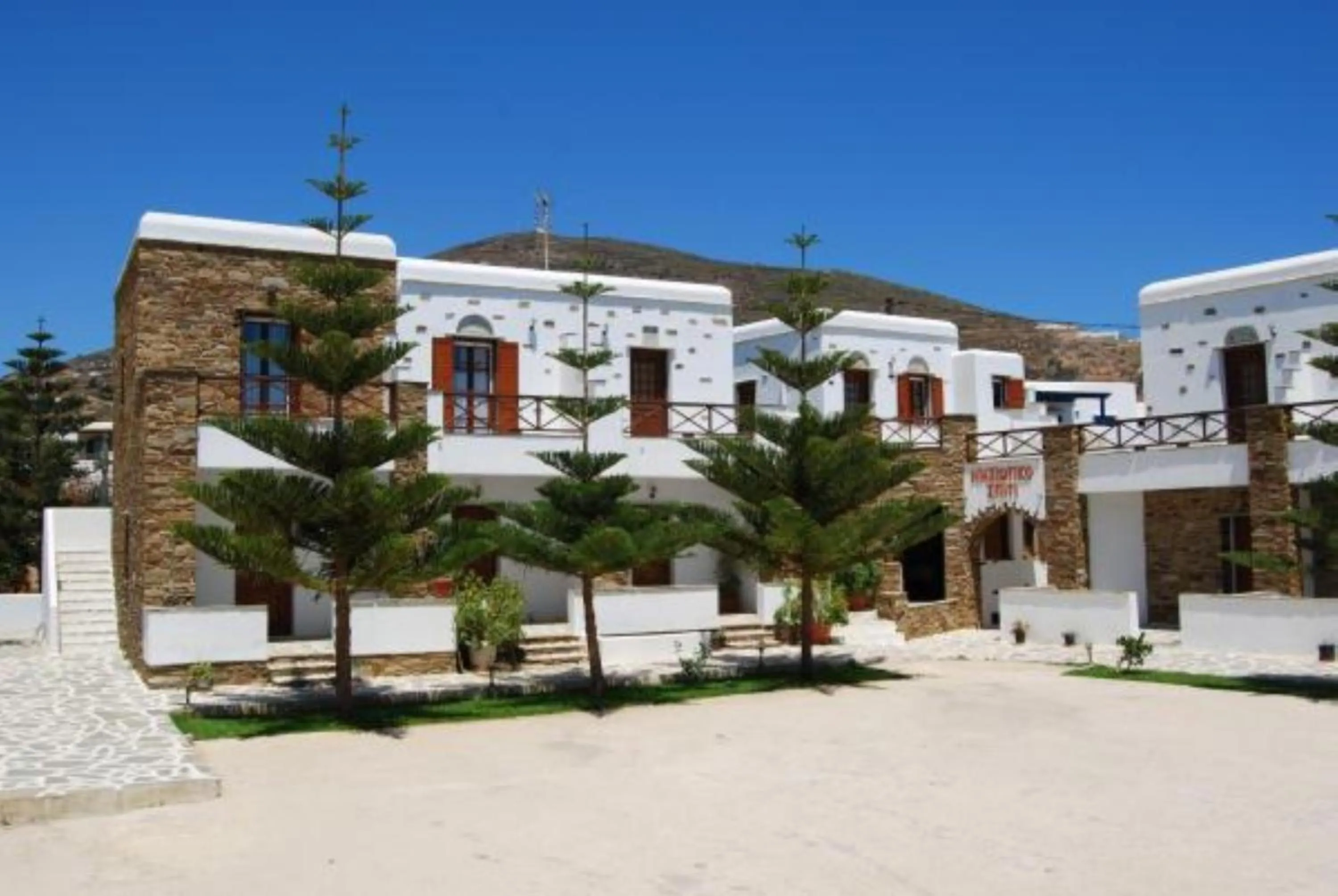 Tinos Suites & Apartments