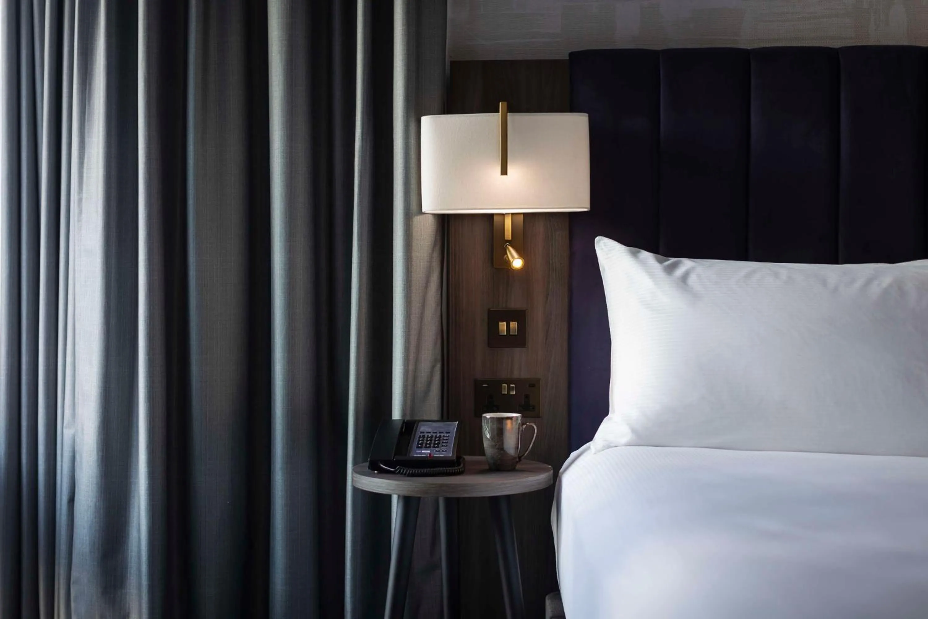 Coffee/tea facilities, Bed in DoubleTree by Hilton Manchester Piccadilly