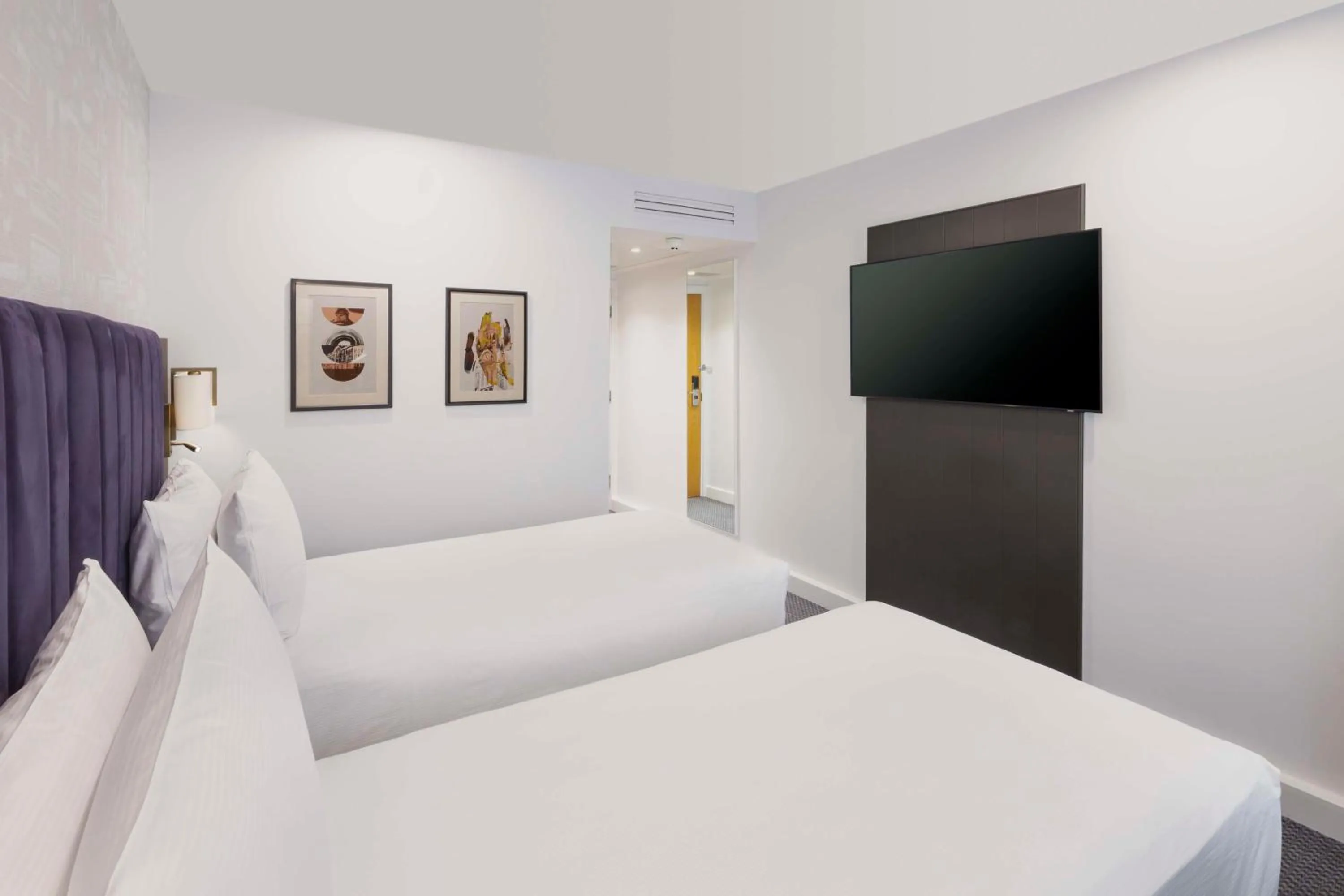 TV and multimedia, Bed in DoubleTree by Hilton Manchester Piccadilly