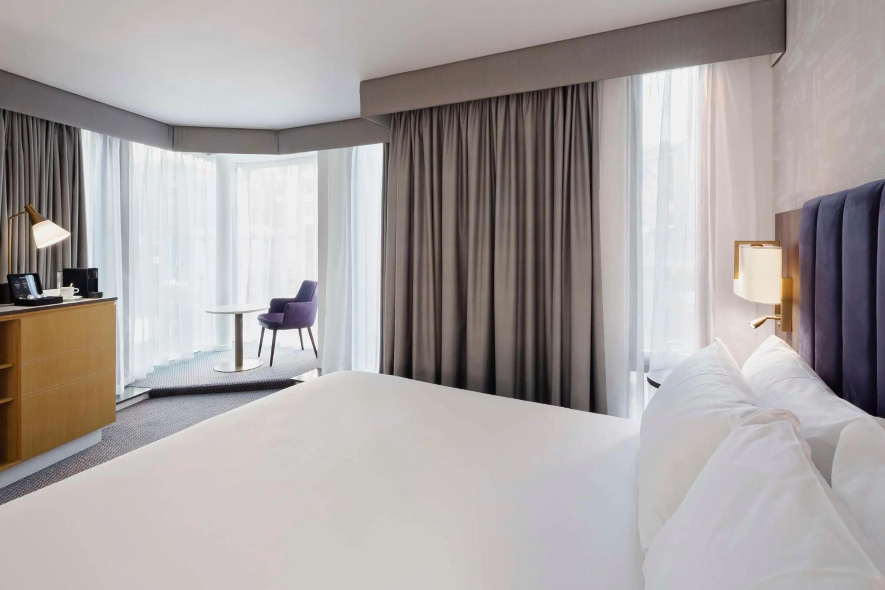 Photo of the whole room, Bed in DoubleTree by Hilton Manchester Piccadilly