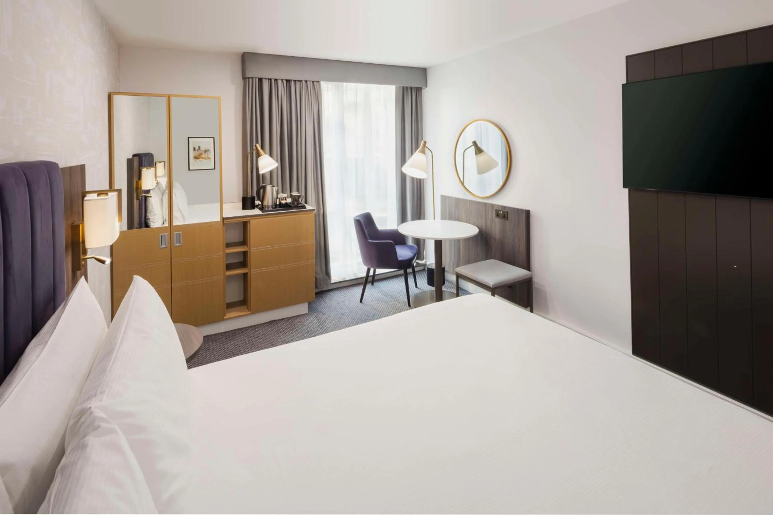 Photo of the whole room, Bed in DoubleTree by Hilton Manchester Piccadilly