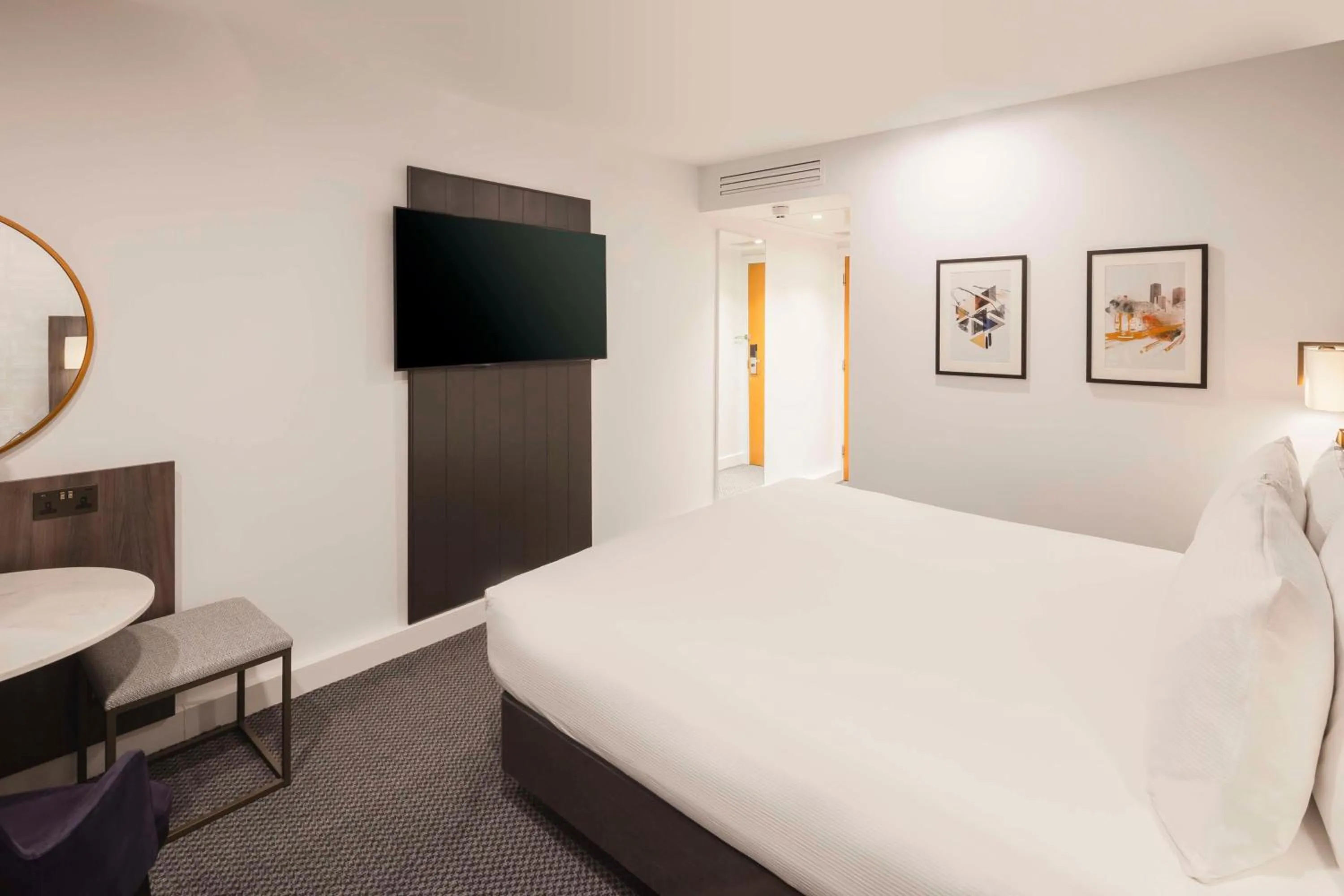 TV and multimedia, Bed in DoubleTree by Hilton Manchester Piccadilly