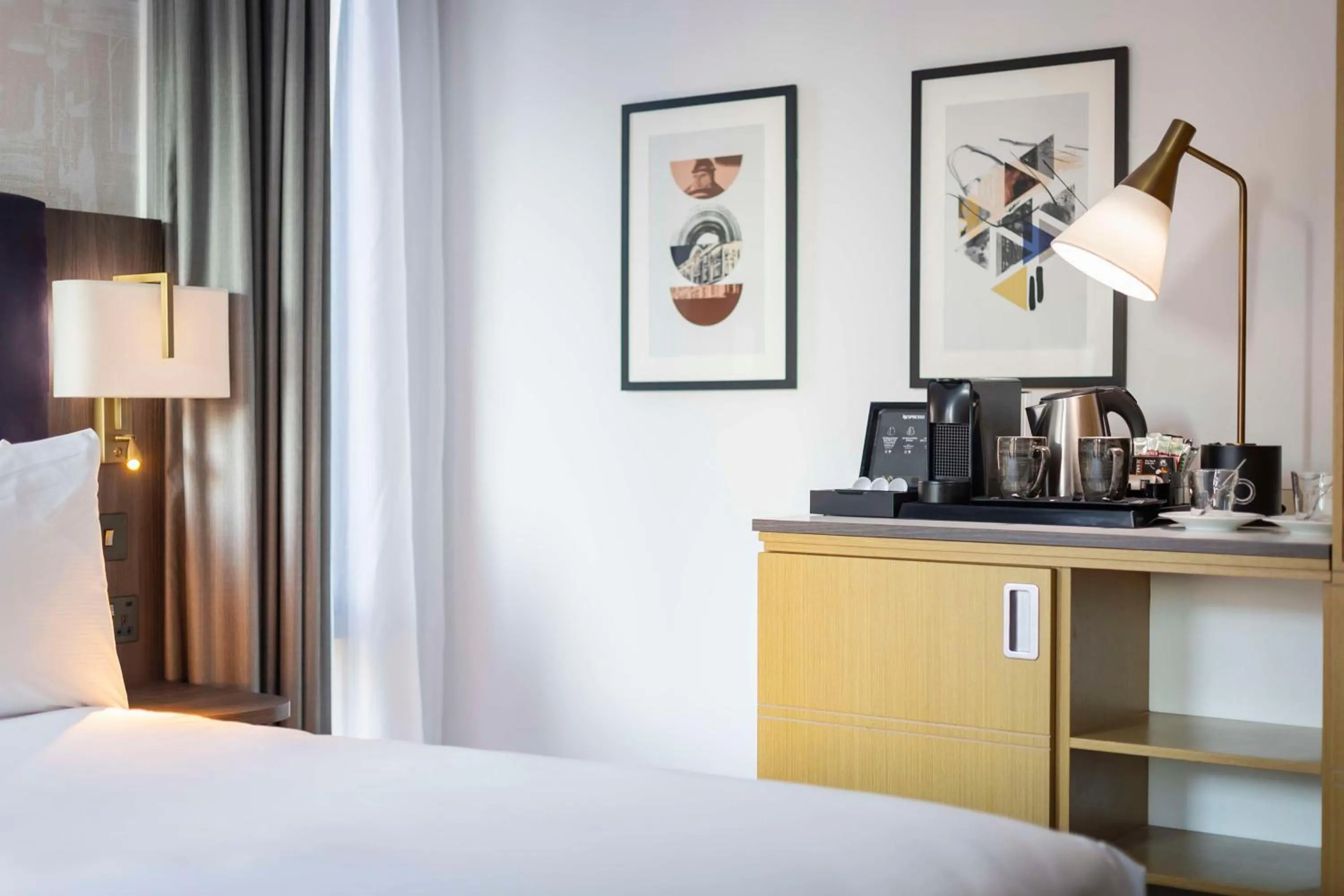 Coffee/tea facilities, Bed in DoubleTree by Hilton Manchester Piccadilly