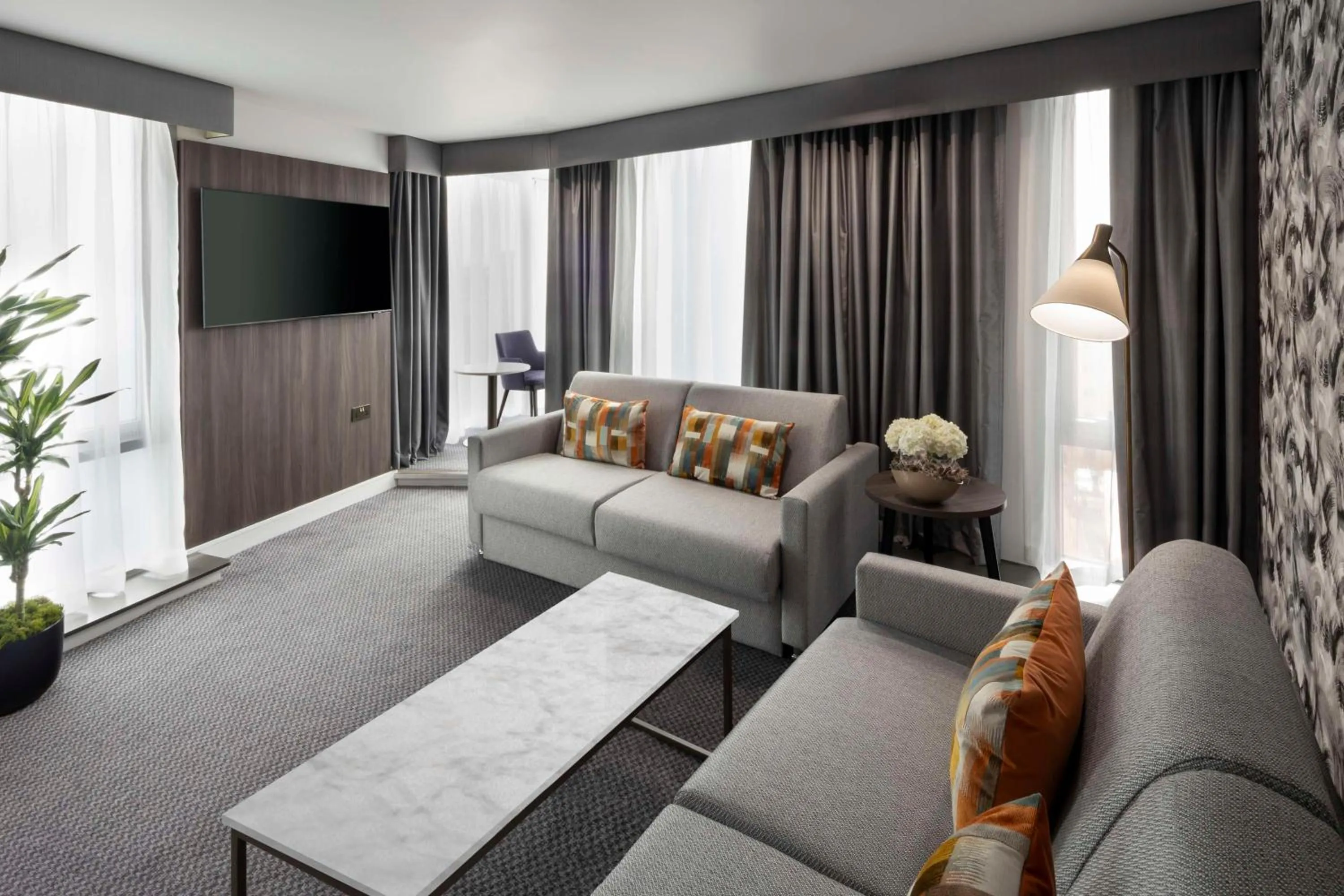 Living room in DoubleTree by Hilton Manchester Piccadilly