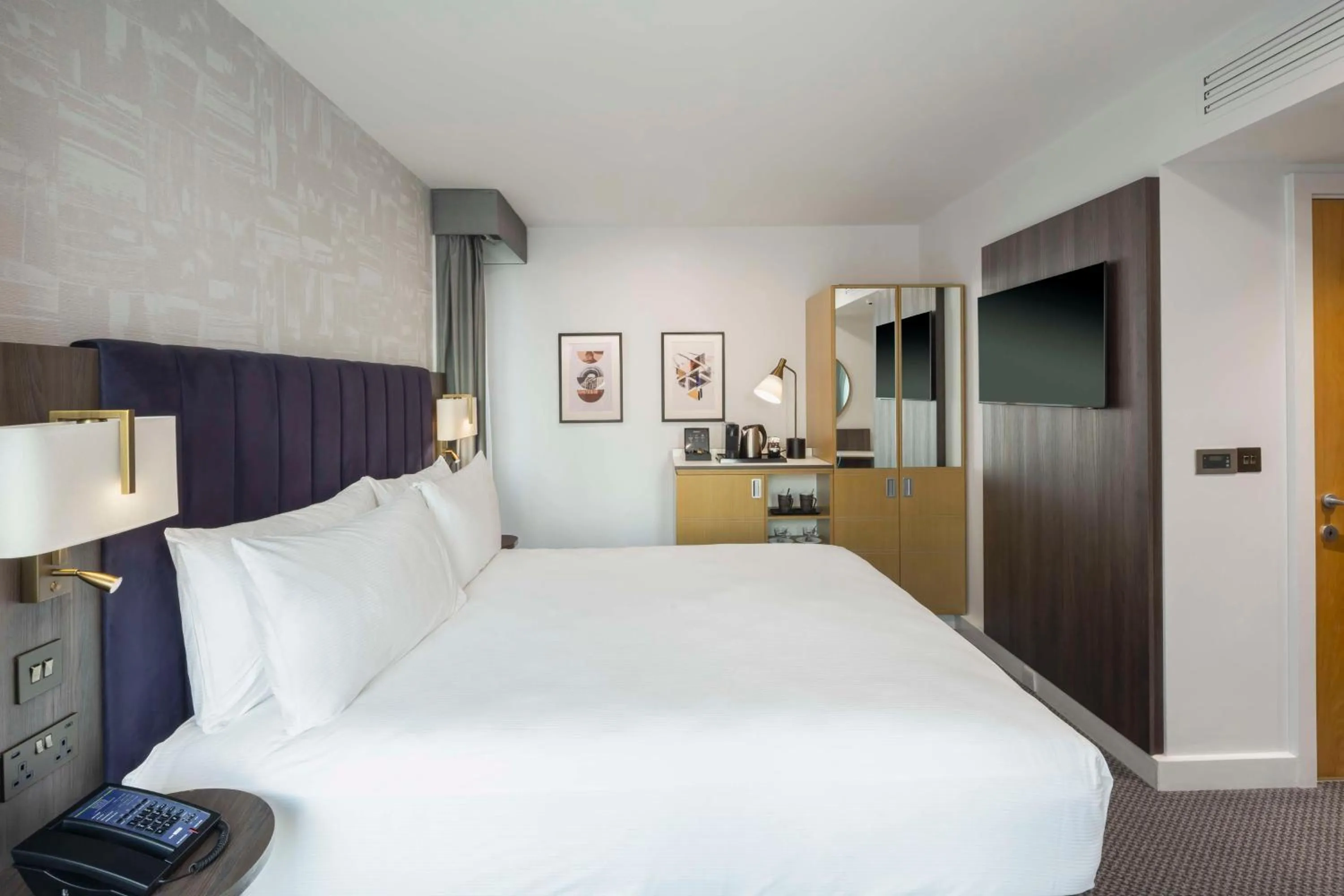 TV and multimedia, Bed in DoubleTree by Hilton Manchester Piccadilly