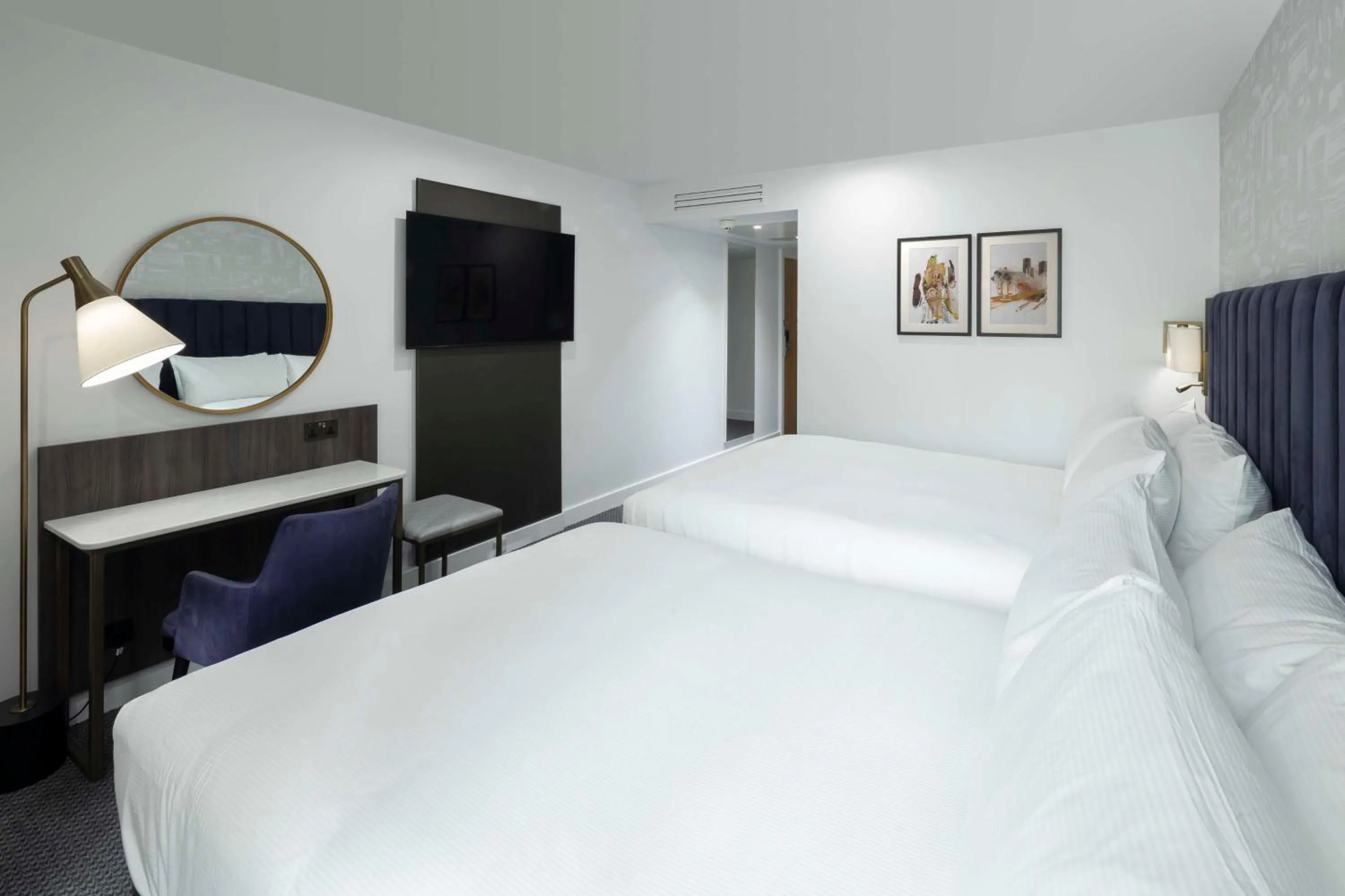 TV and multimedia, Bed in DoubleTree by Hilton Manchester Piccadilly