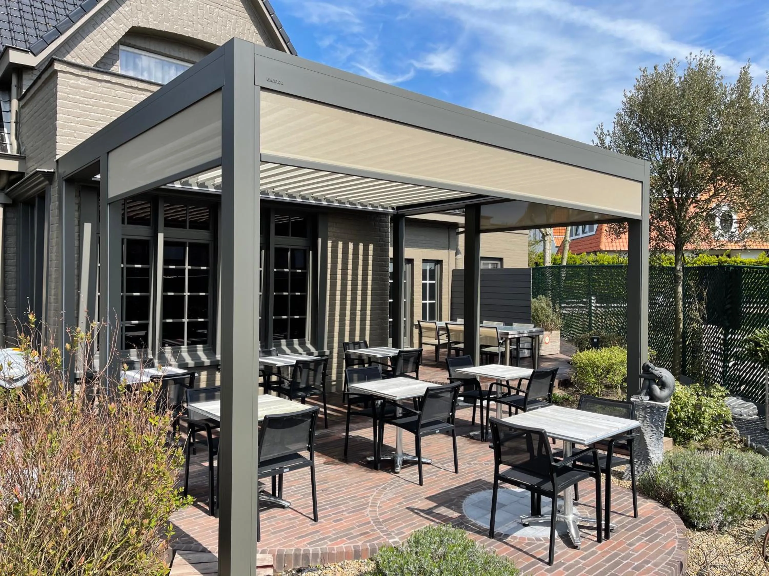 Restaurant/places to eat in Villa Hotel