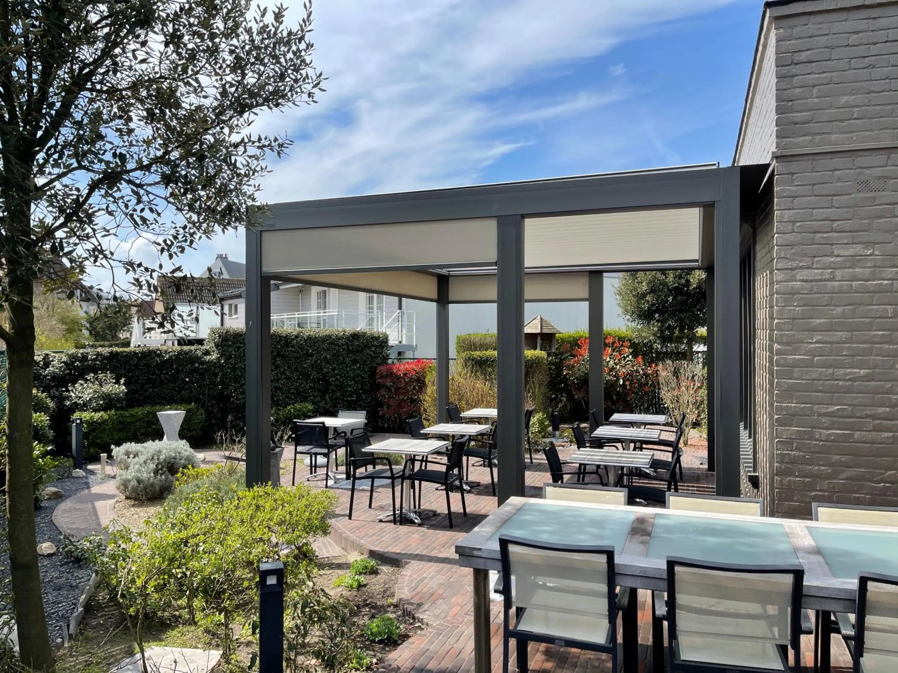 Restaurant/places to eat in Villa Hotel