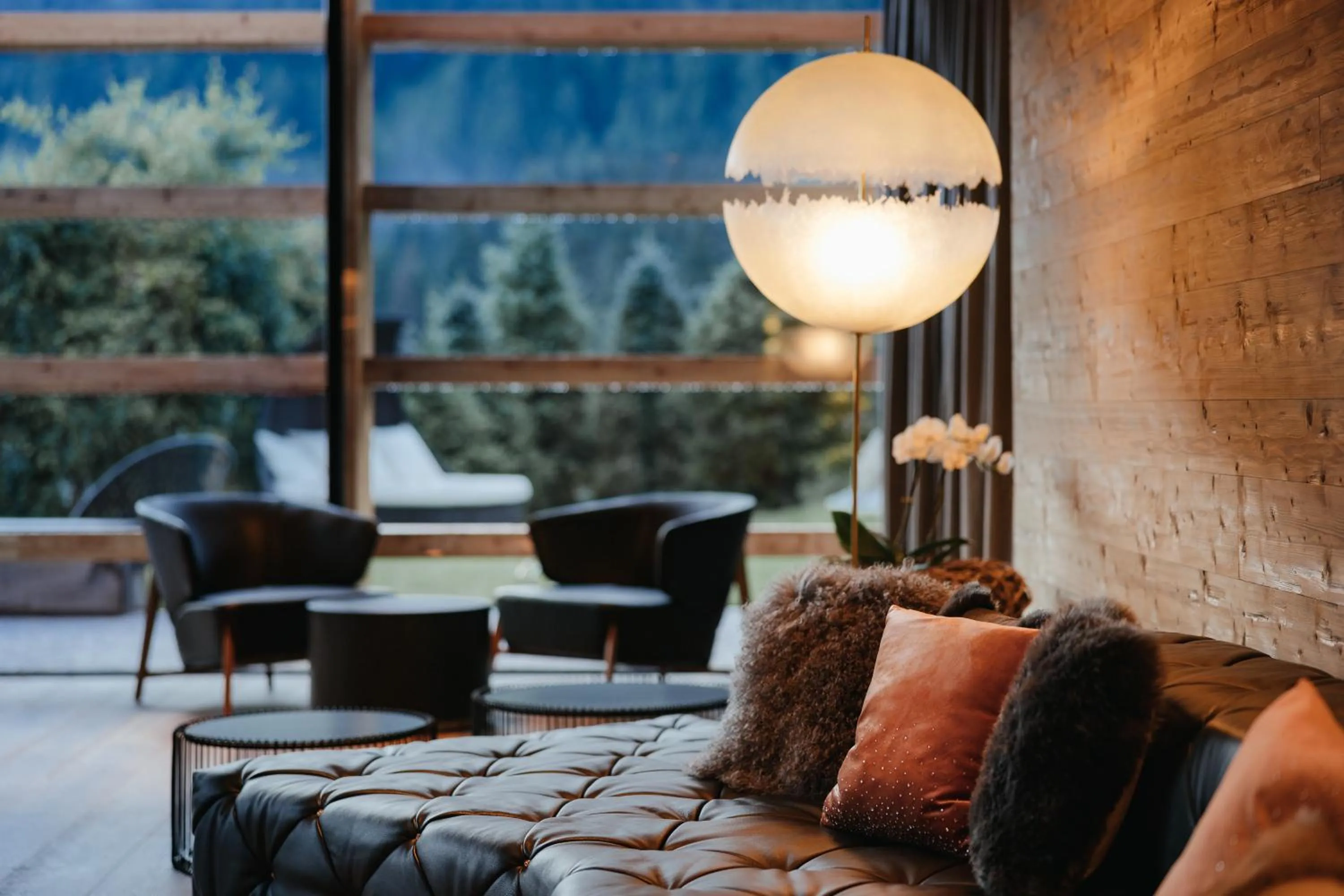 Text overlay in Hotel Cristallo - Wellness Mountain Living