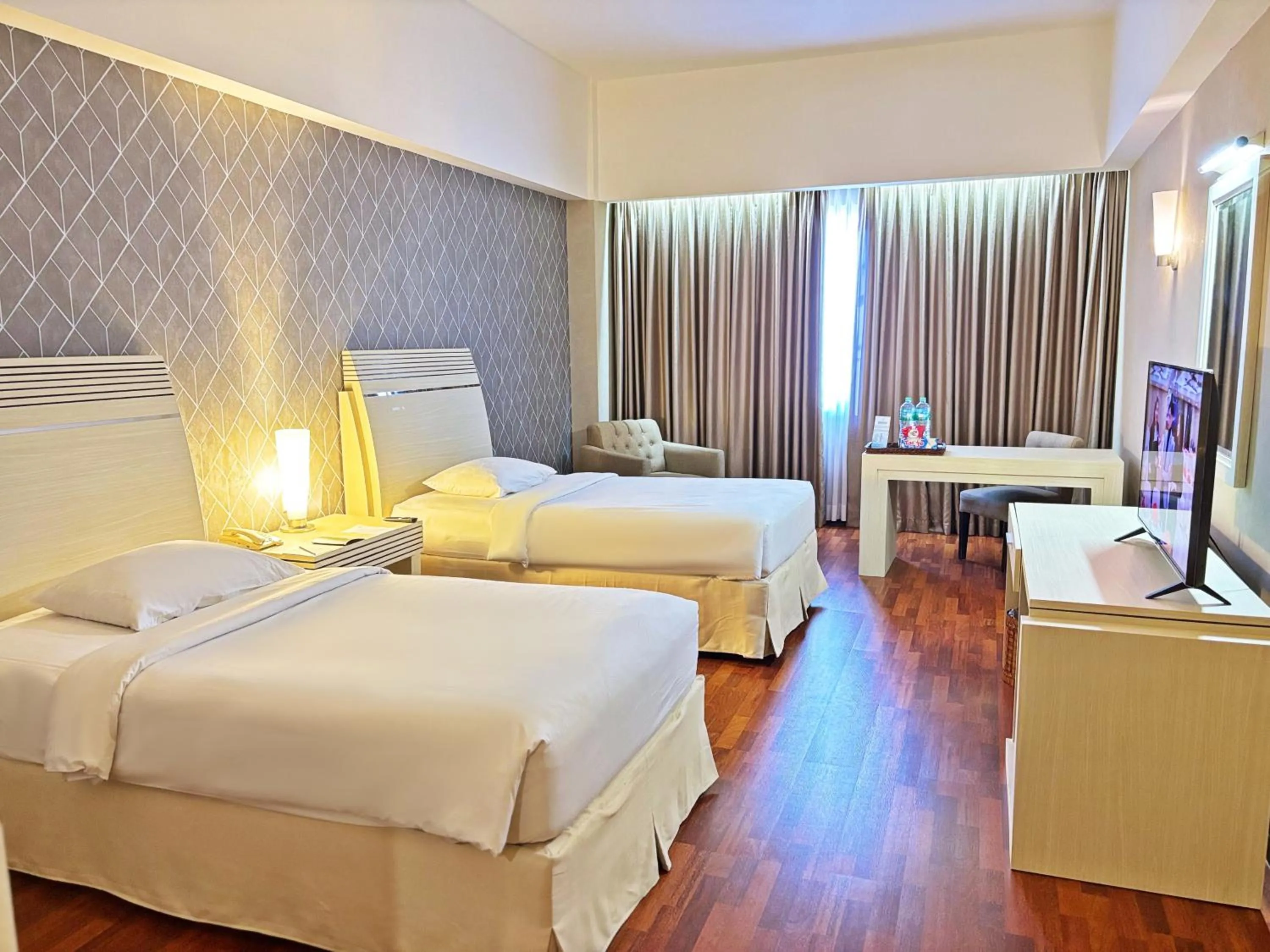 Photo of the whole room, Bed in Grand Elite Hotel Pekanbaru
