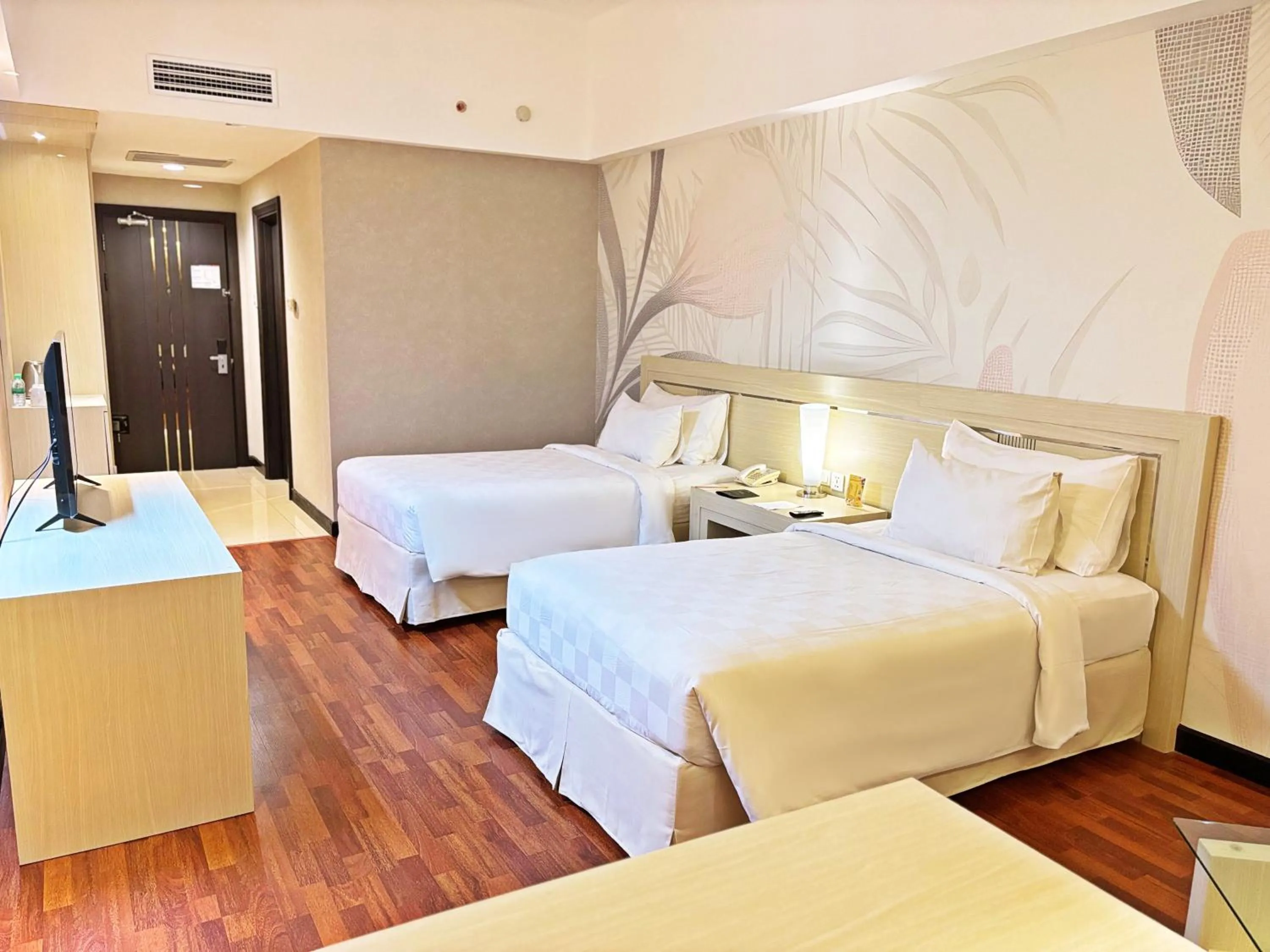 TV and multimedia, Bed in Grand Elite Hotel Pekanbaru