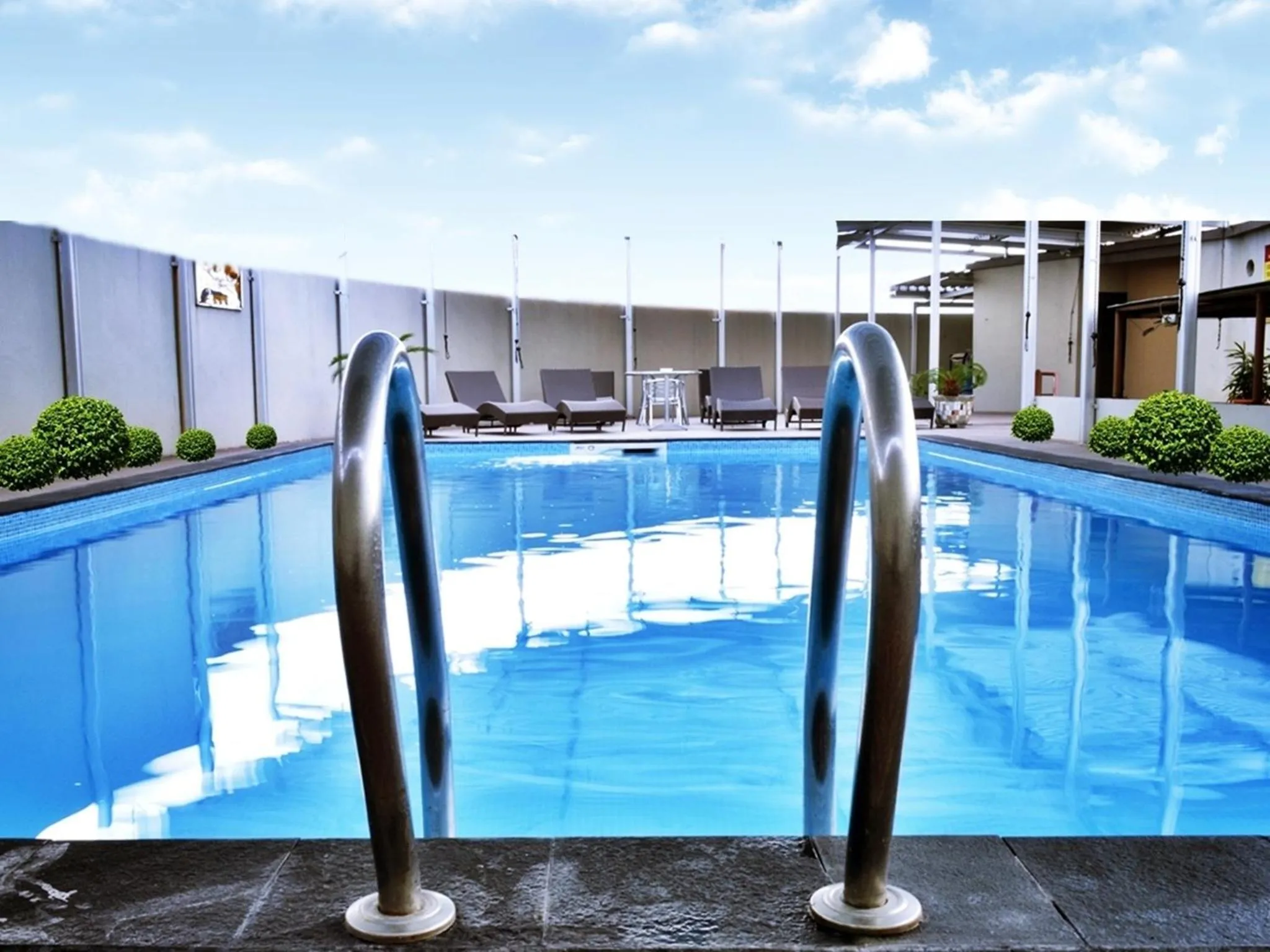 Swimming pool in Grand Elite Hotel Pekanbaru