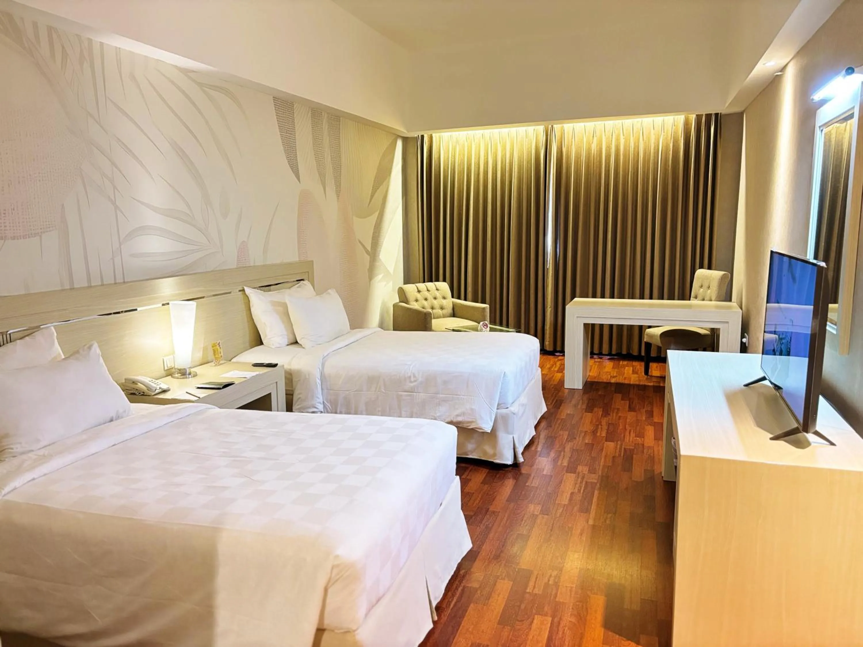 Photo of the whole room, Bed in Grand Elite Hotel Pekanbaru