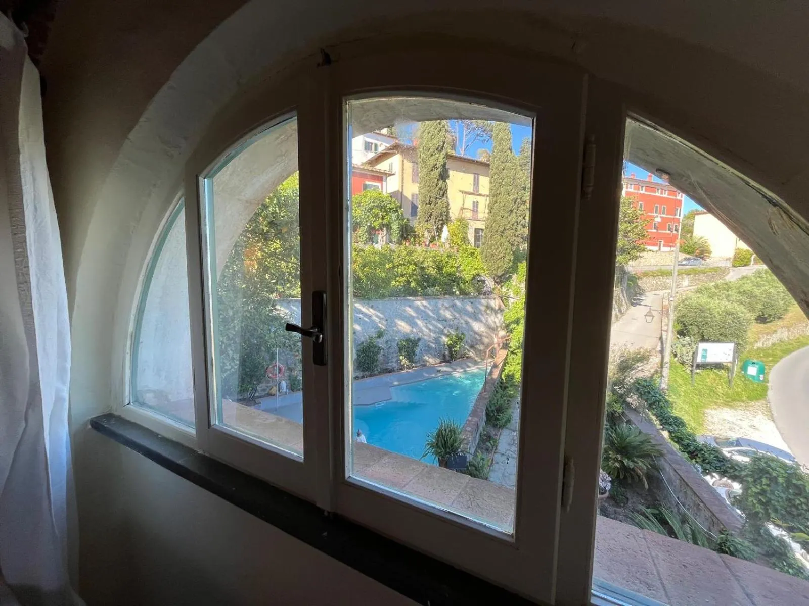 Pool view in Hotel Villa Sermolli