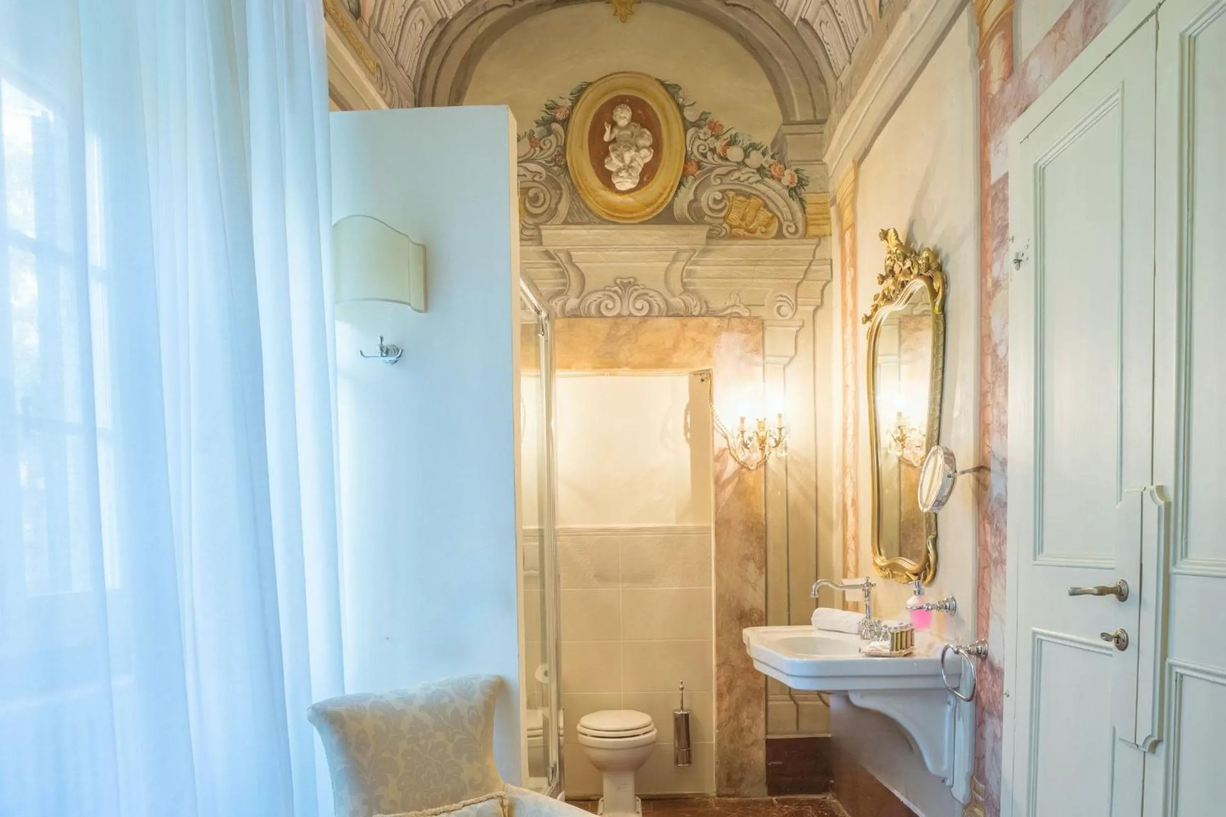 Bathroom in Hotel Villa Sermolli