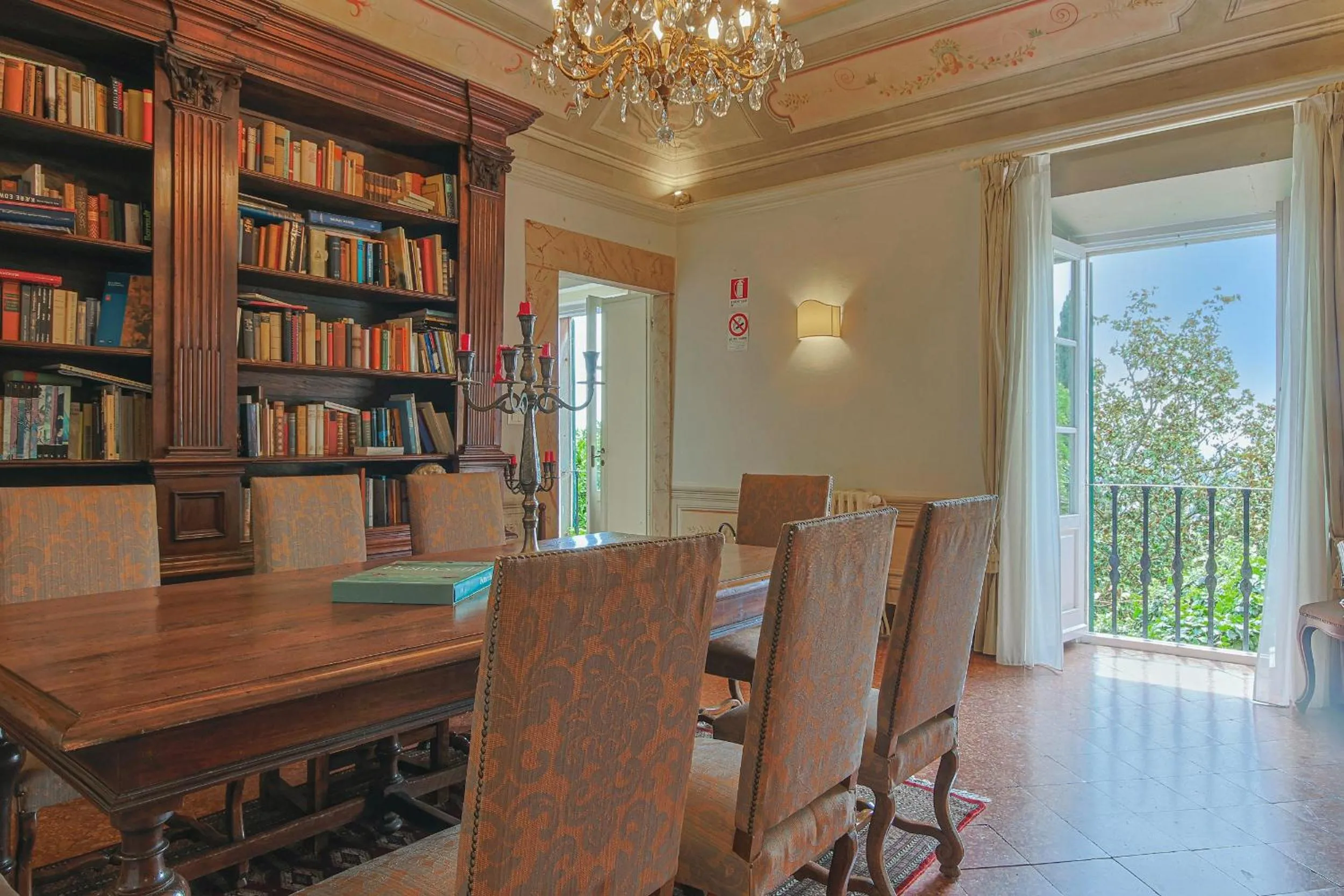 Library in Hotel Villa Sermolli