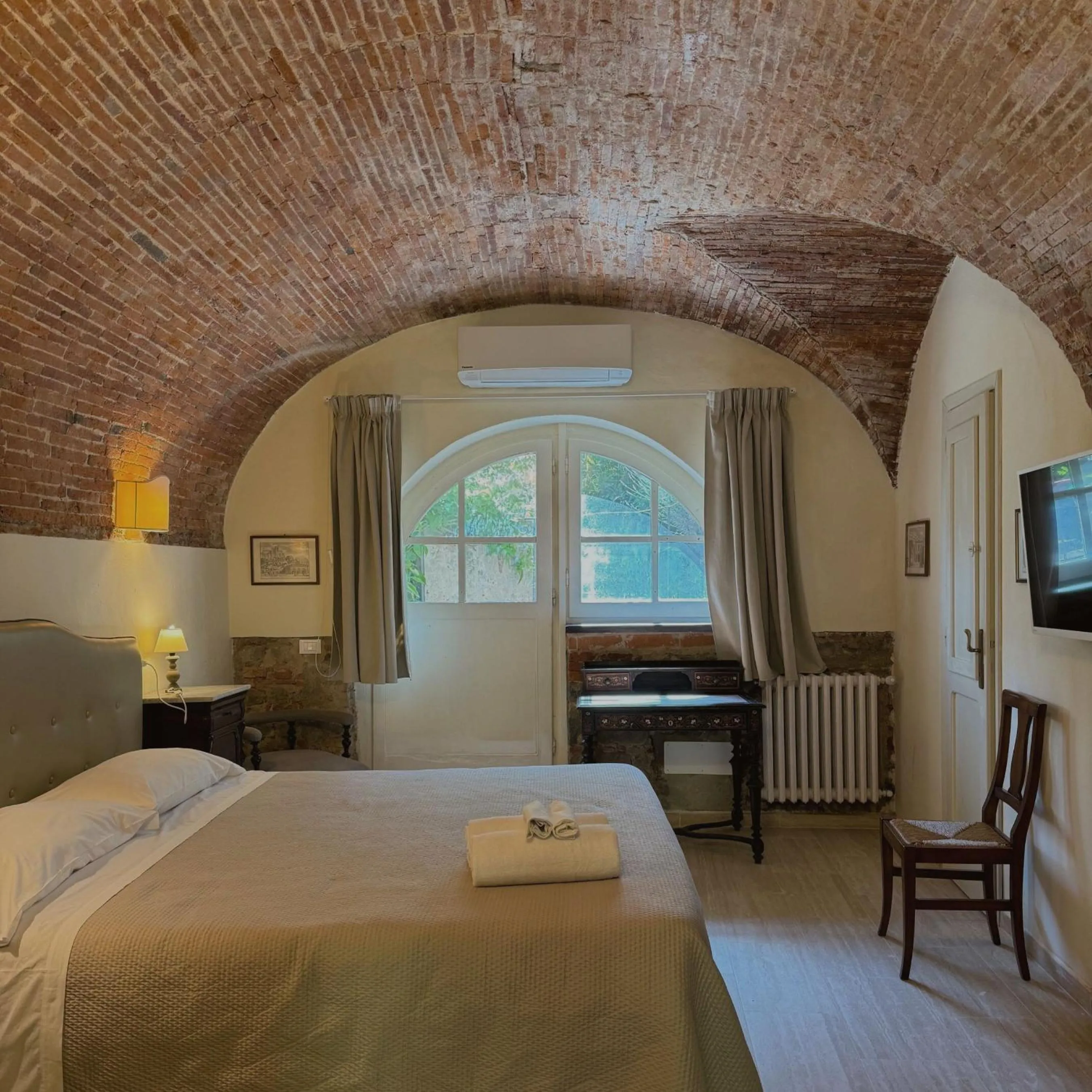 Bed in Hotel Villa Sermolli