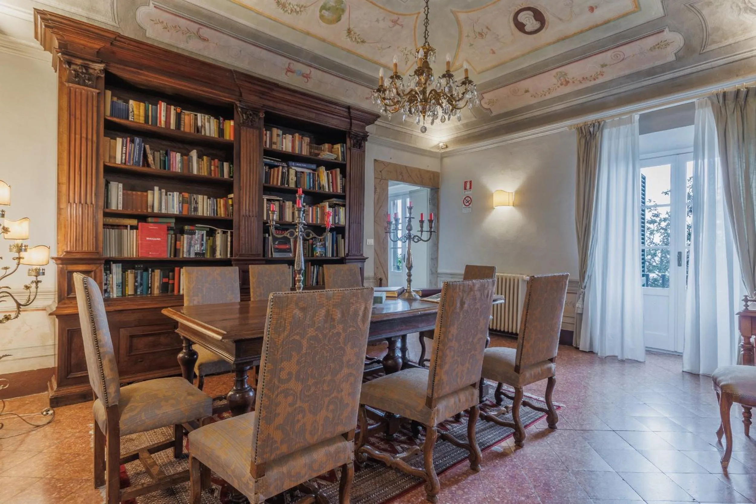 Library in Hotel Villa Sermolli