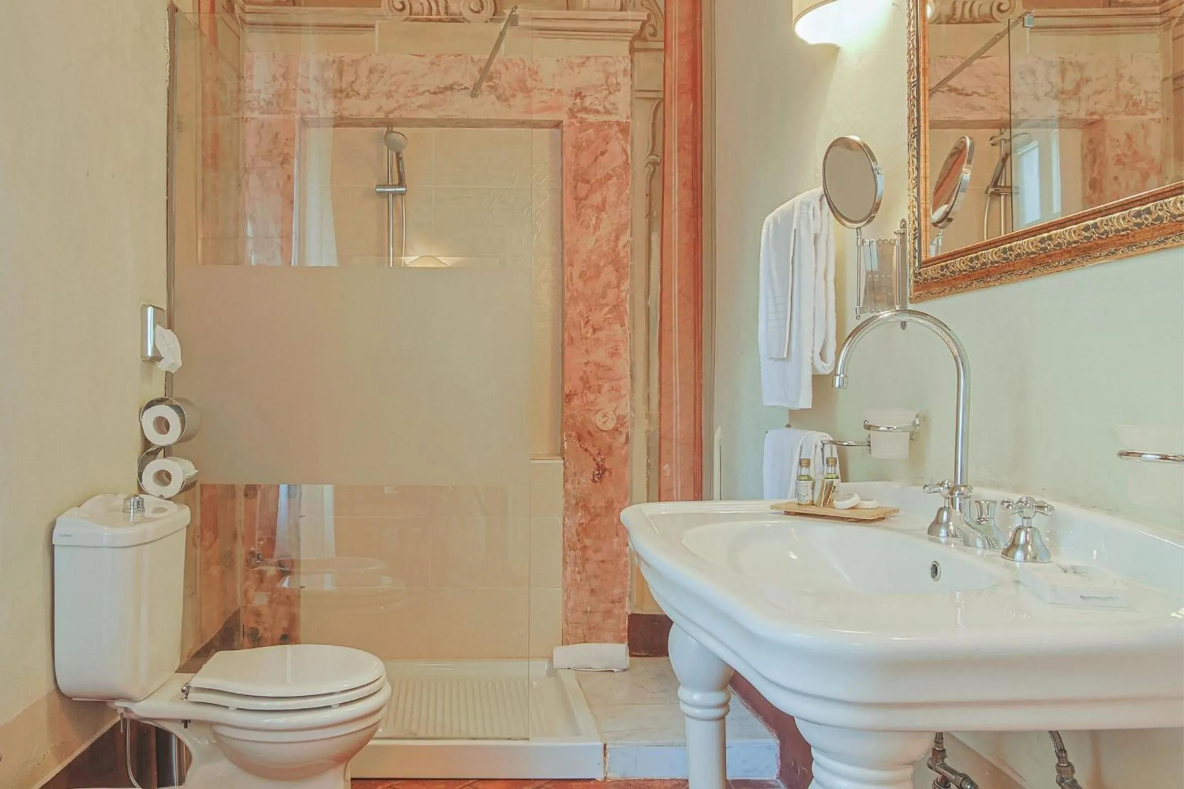 Bathroom in Hotel Villa Sermolli