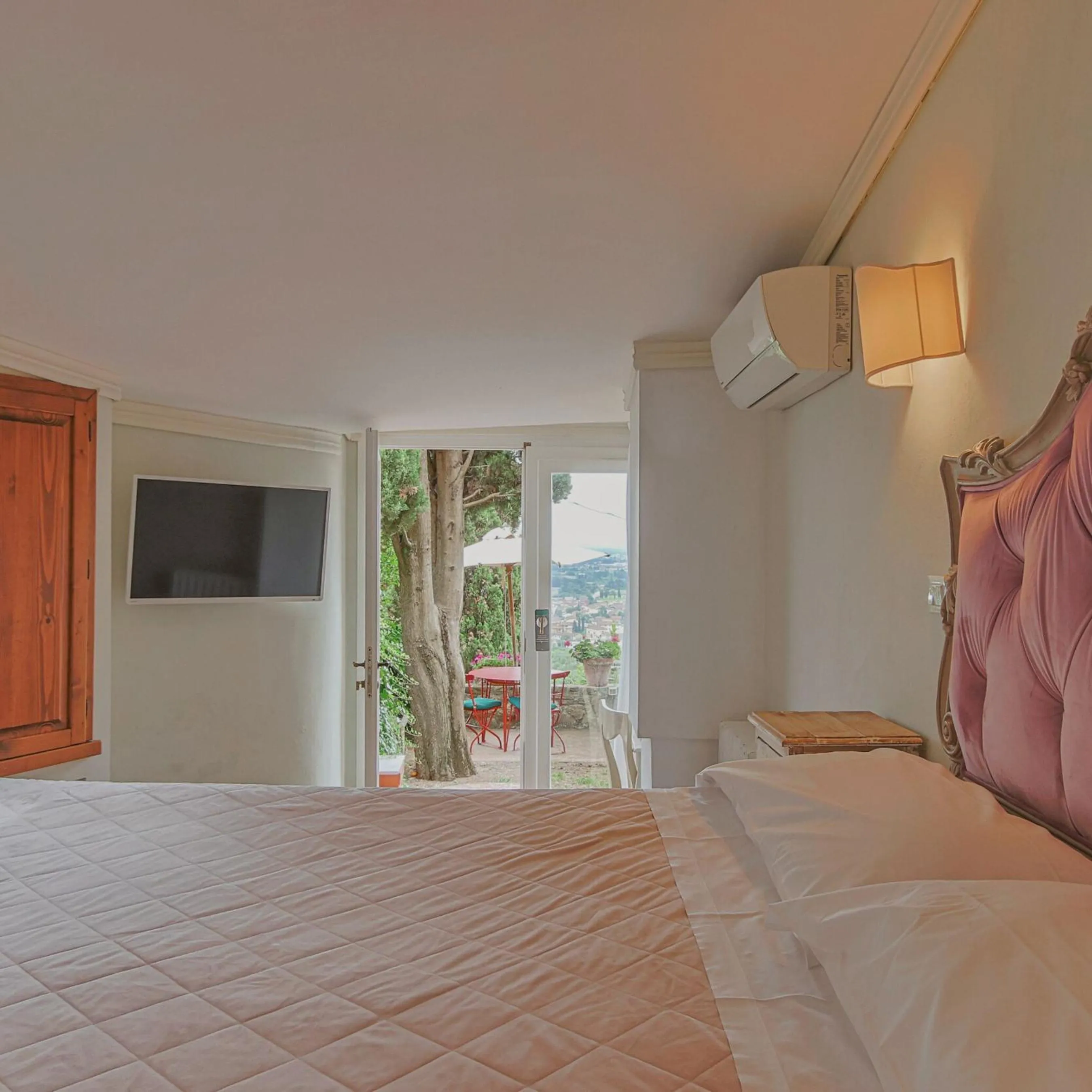 Bed in Hotel Villa Sermolli