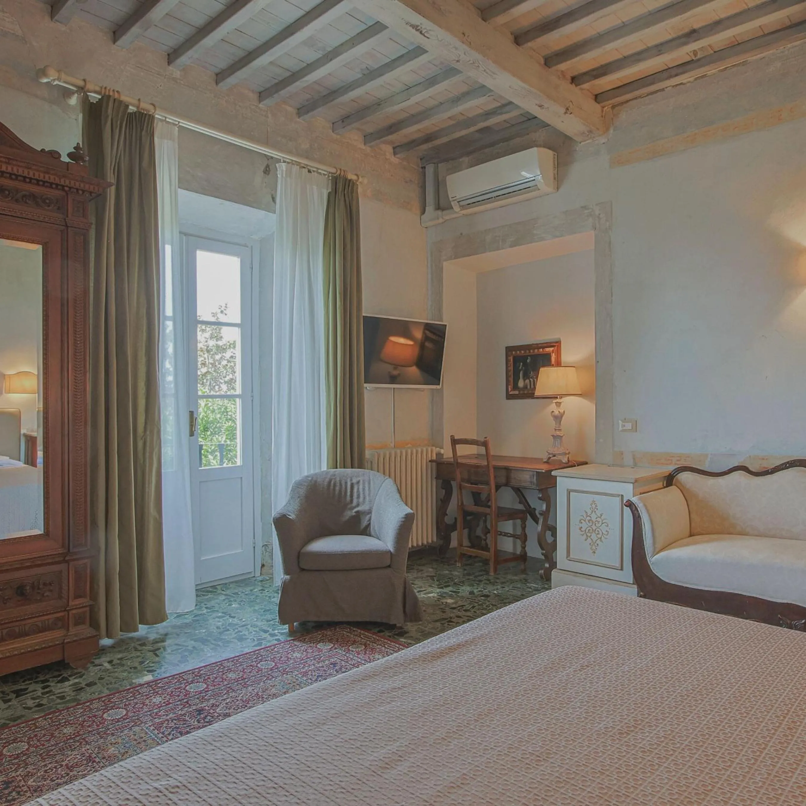 Photo of the whole room in Hotel Villa Sermolli